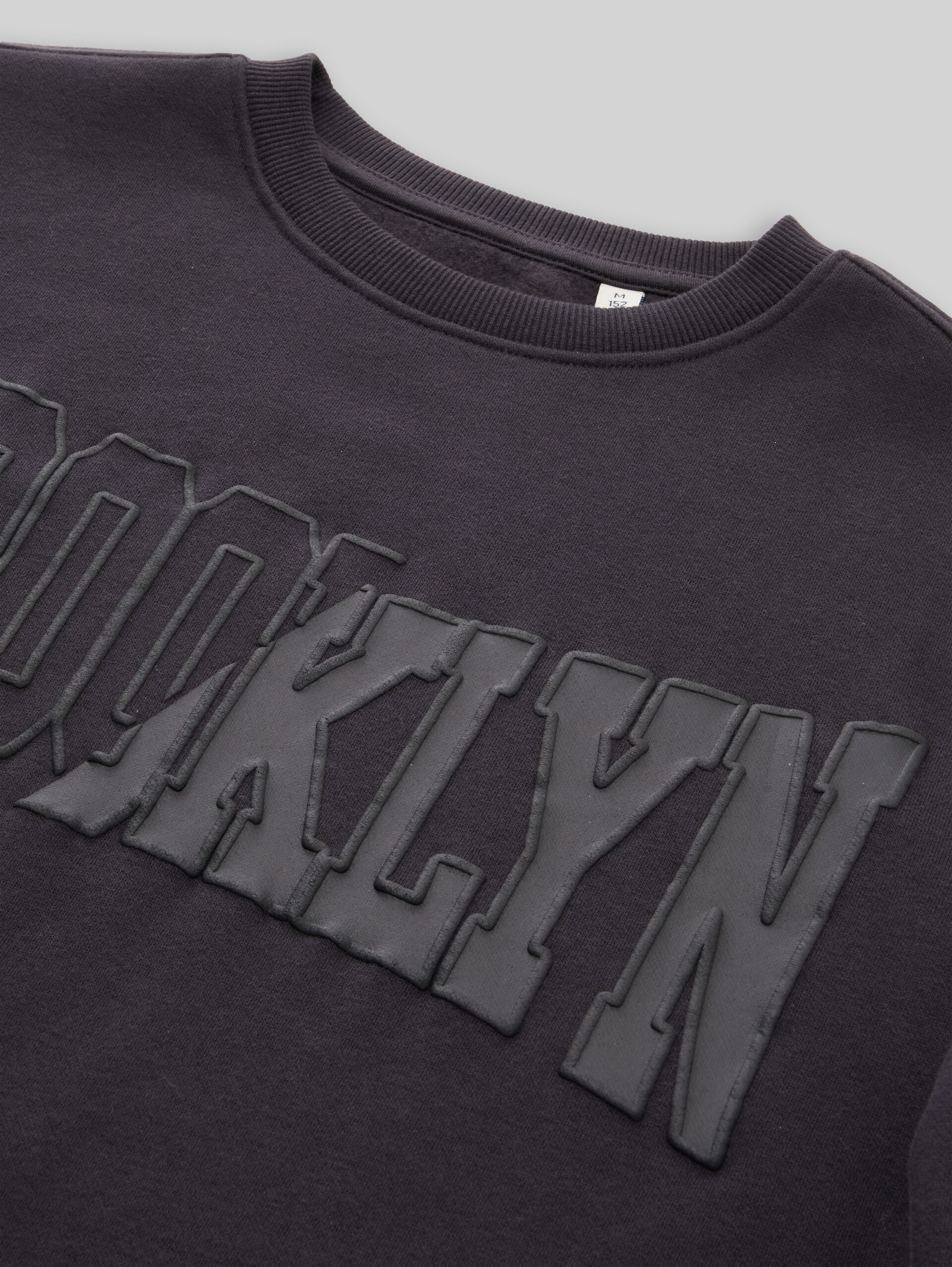 Sweatshirt met opschrift - coal grey - Detailaanzicht model