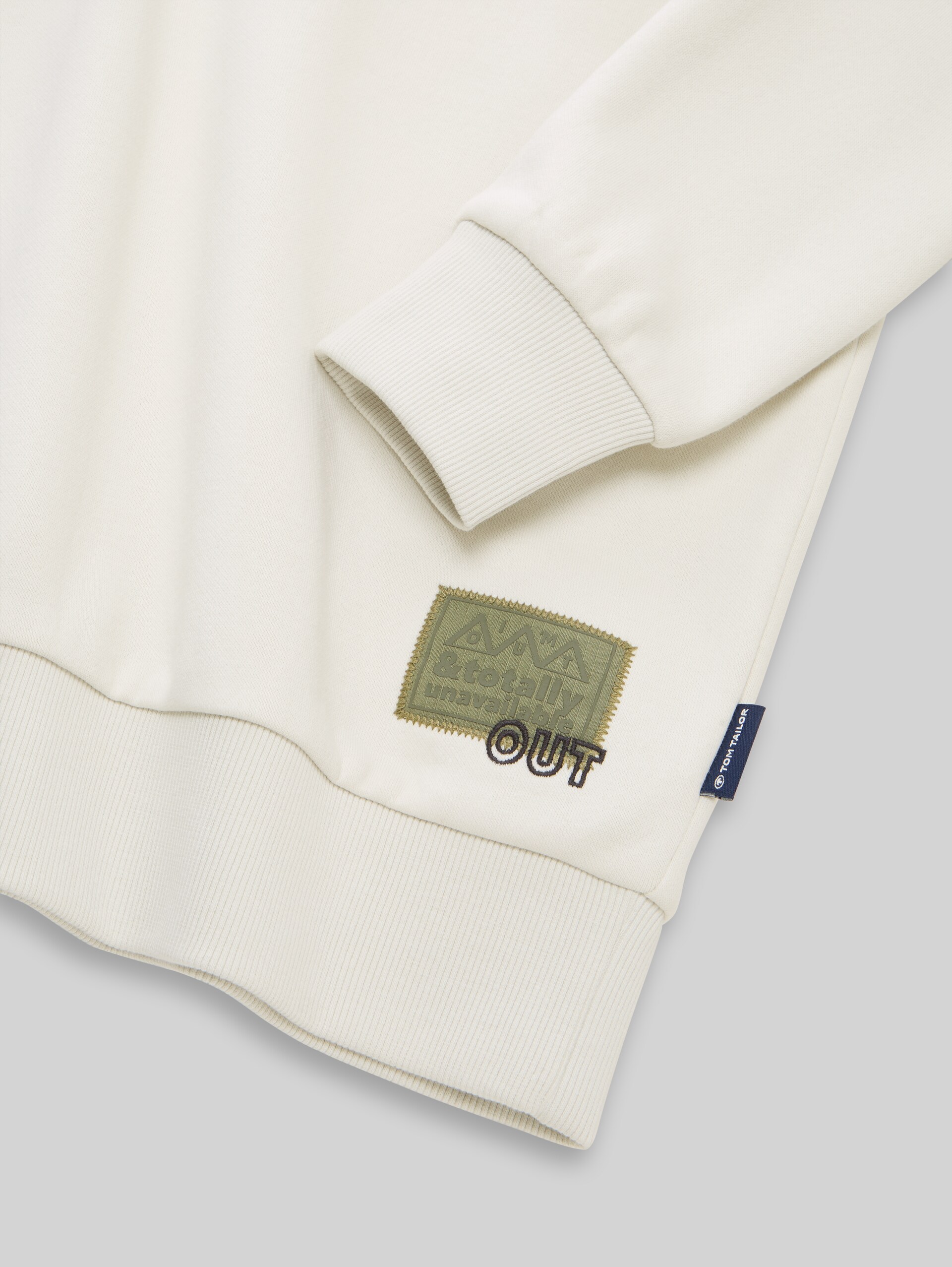 Sweatshirt mit Badge-Detail - greyish white - Detail-Model-Ansicht