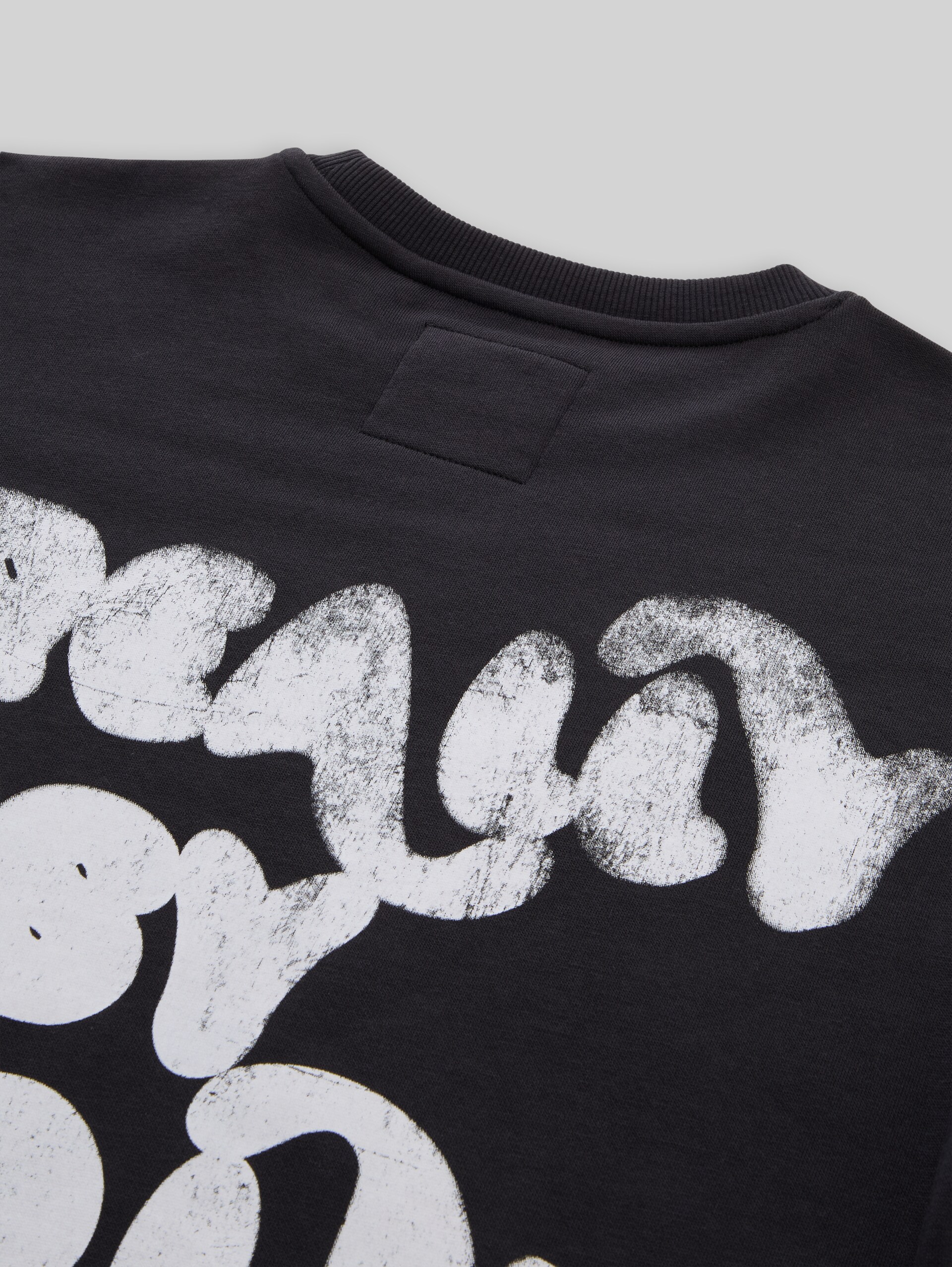 Sweatshirt mit Rückenprint - heavy black - Detail-Model-Ansicht