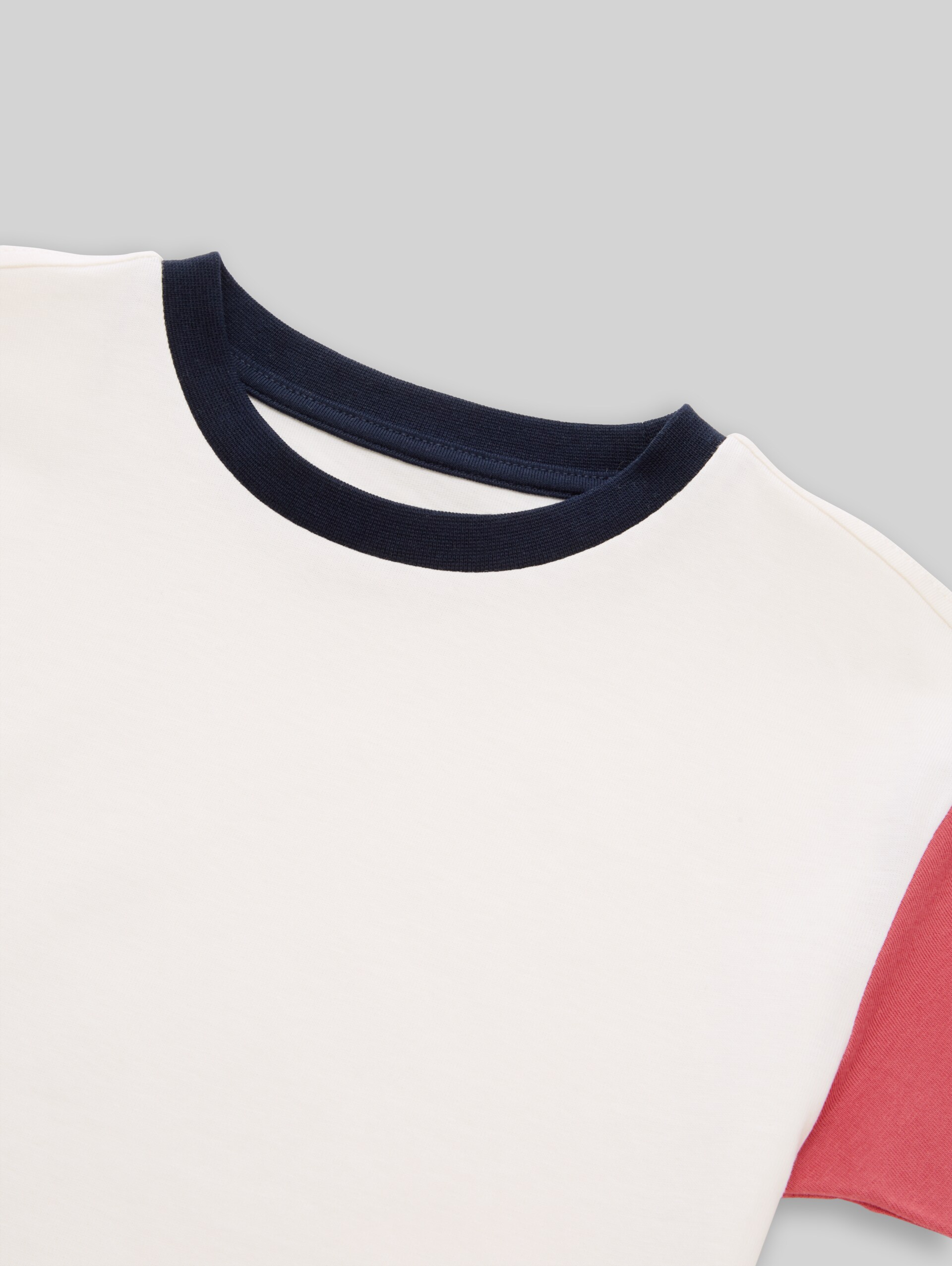 Oversize T-Shirt mit Colour Blocking - Wool White - Detail-Model-Ansicht