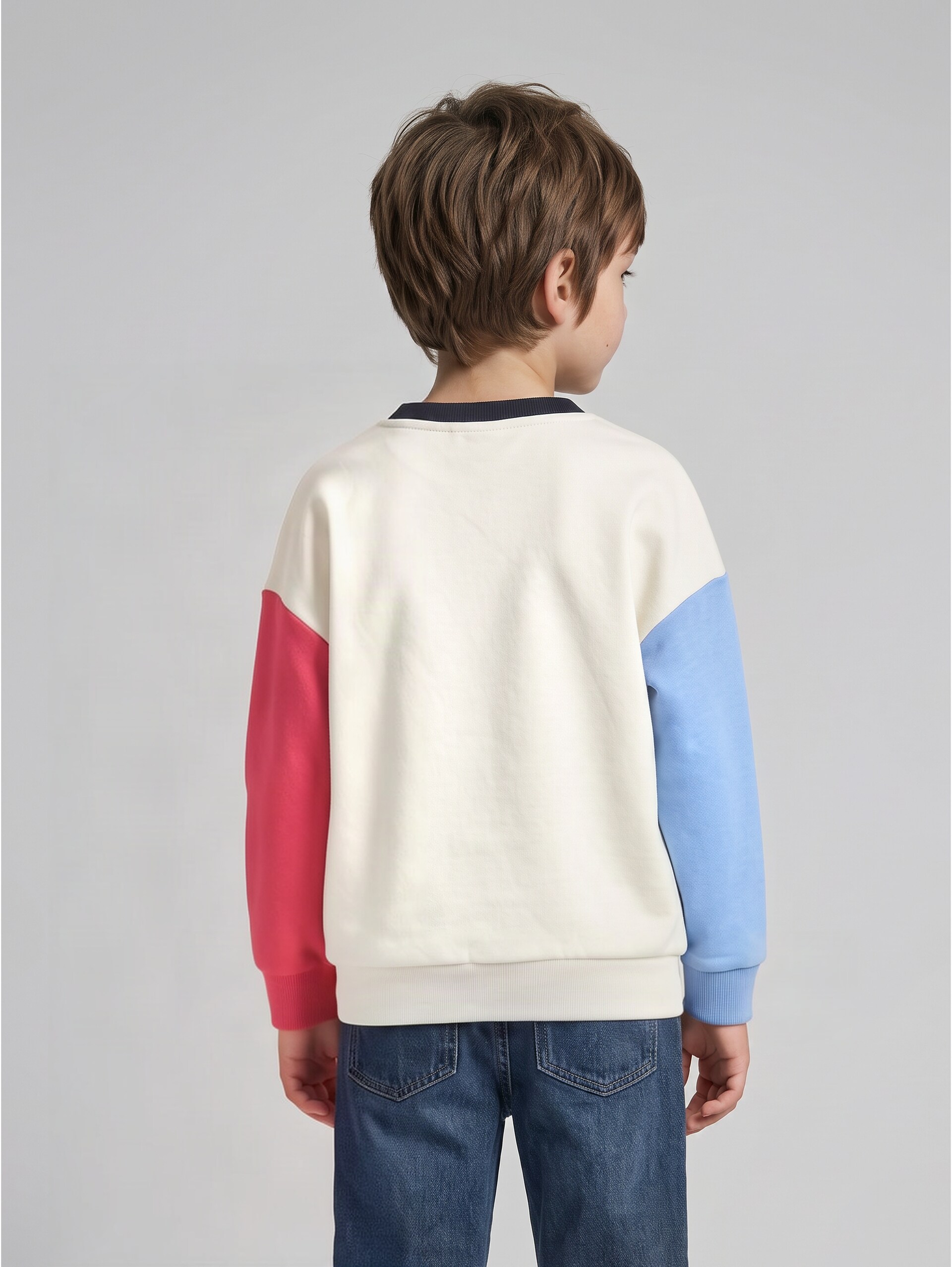 Oversized sweatshirt met kangoeroezak - greyish white - Neklijn model-achteraanzicht