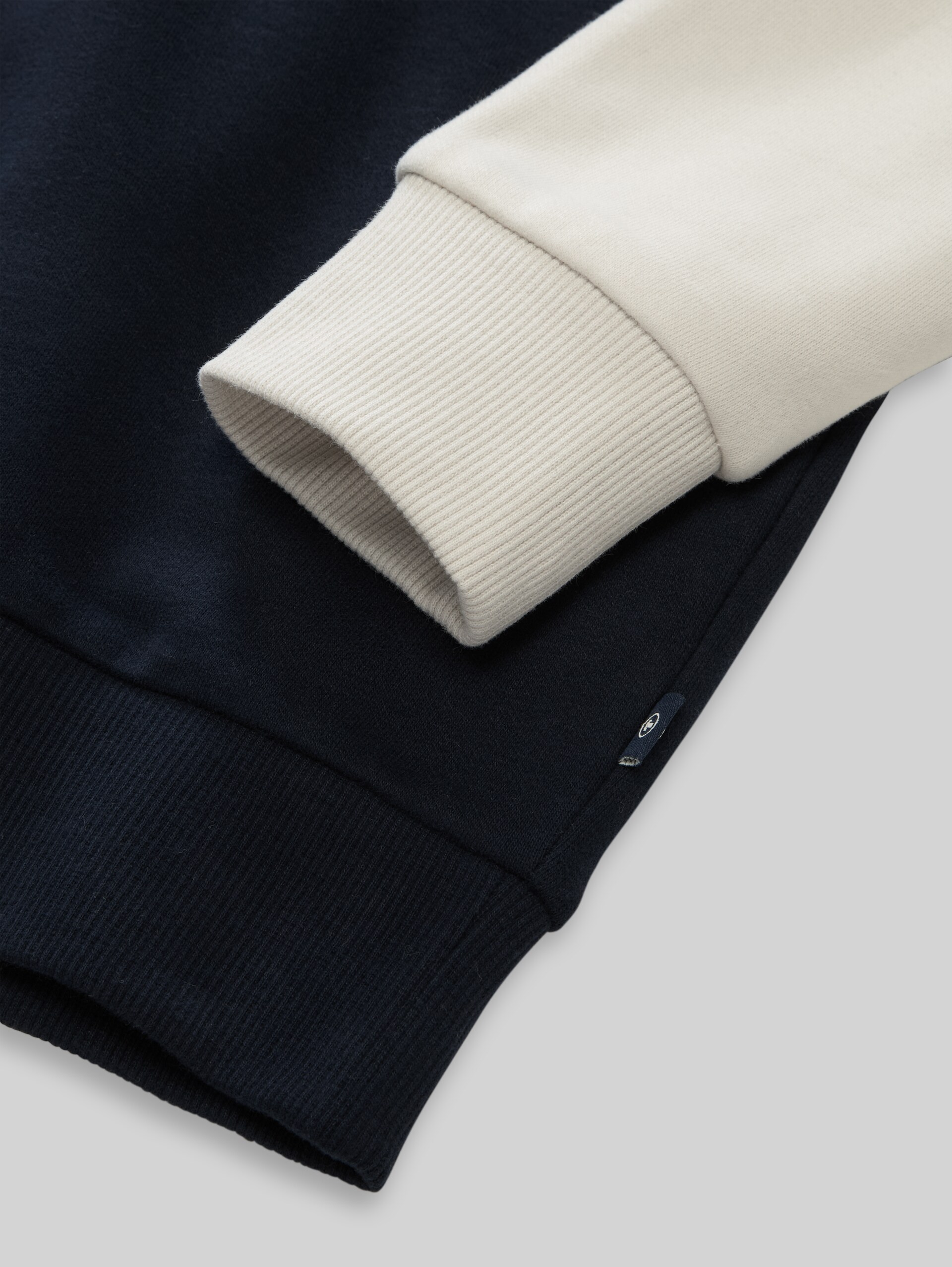 Sweat à capuche oversize au look 2-en-1 avec imprimé dans le dos - sky captain blue - Vue détaillée du modèle