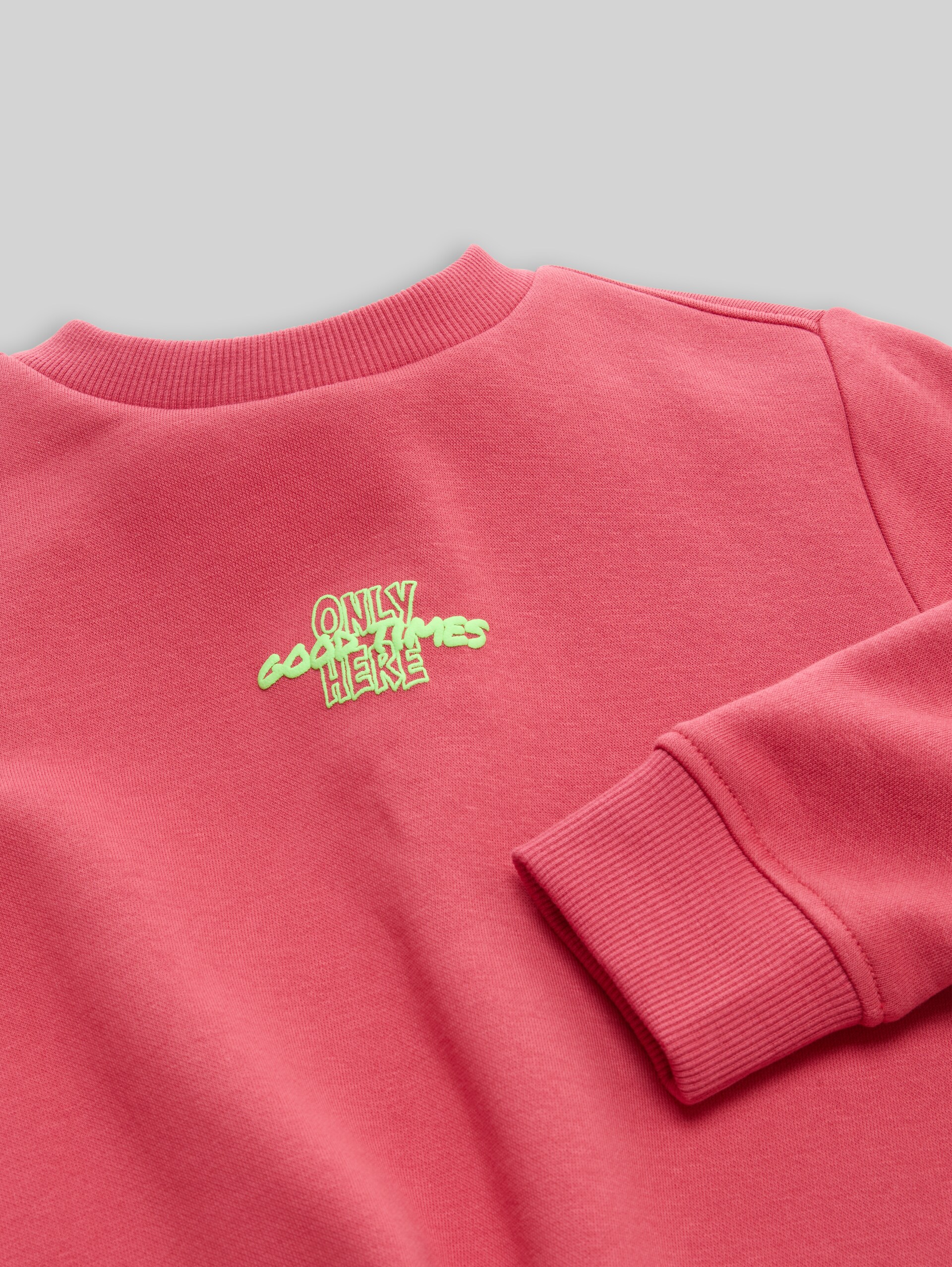 Sweatshirt mit Print - Berry Red - Detail-Model-Ansicht