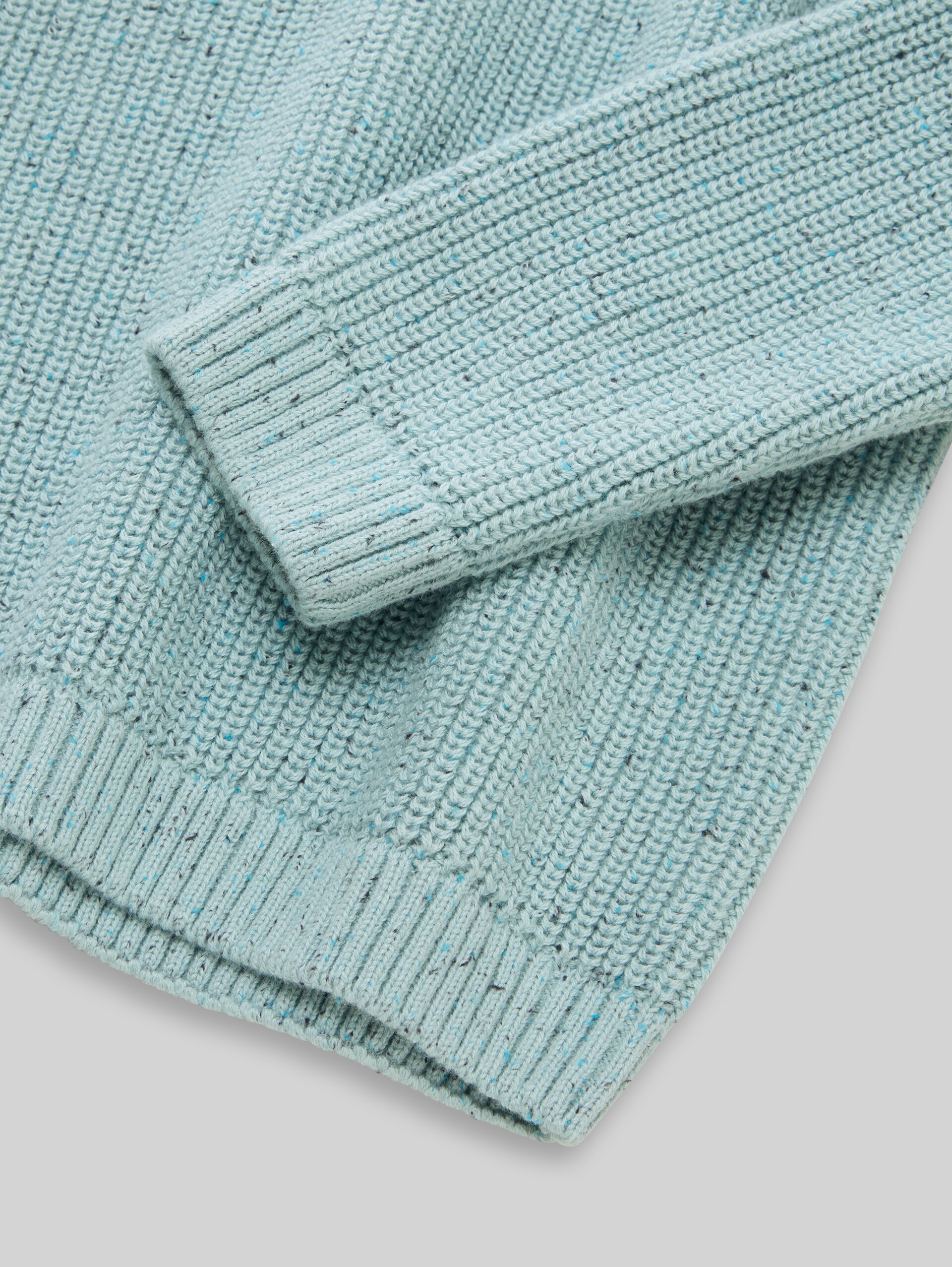 Strickpullover in Melange-Optik - dusty mint blue - Detail-Model-Ansicht