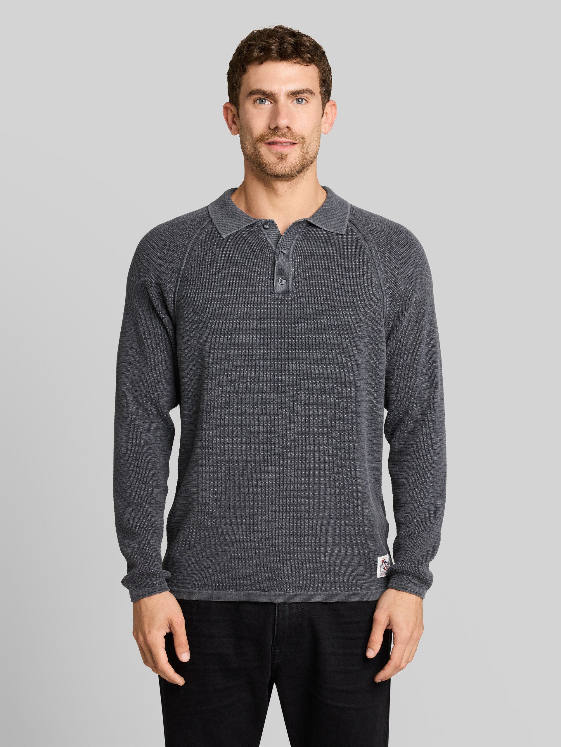 Gebreid poloshirt in washed-look - Tarmac Grey - Nek model vooraanzicht