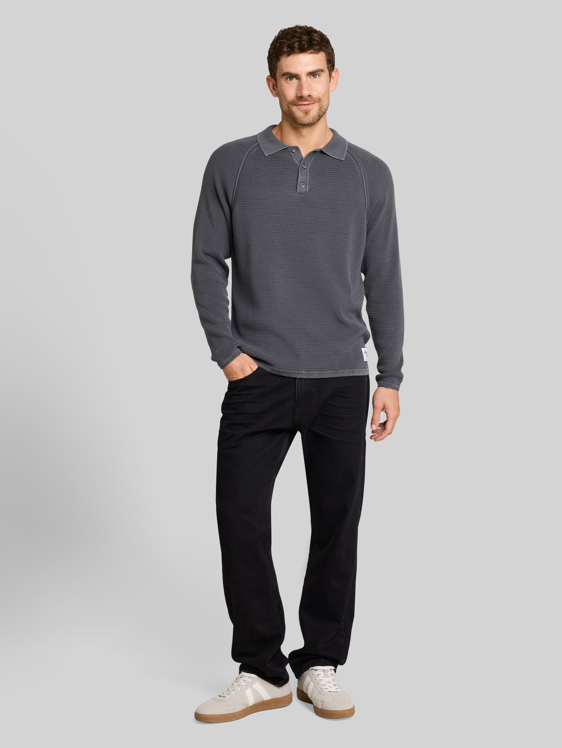 Gebreid poloshirt in washed-look - Tarmac Grey - Model vooraanzicht
