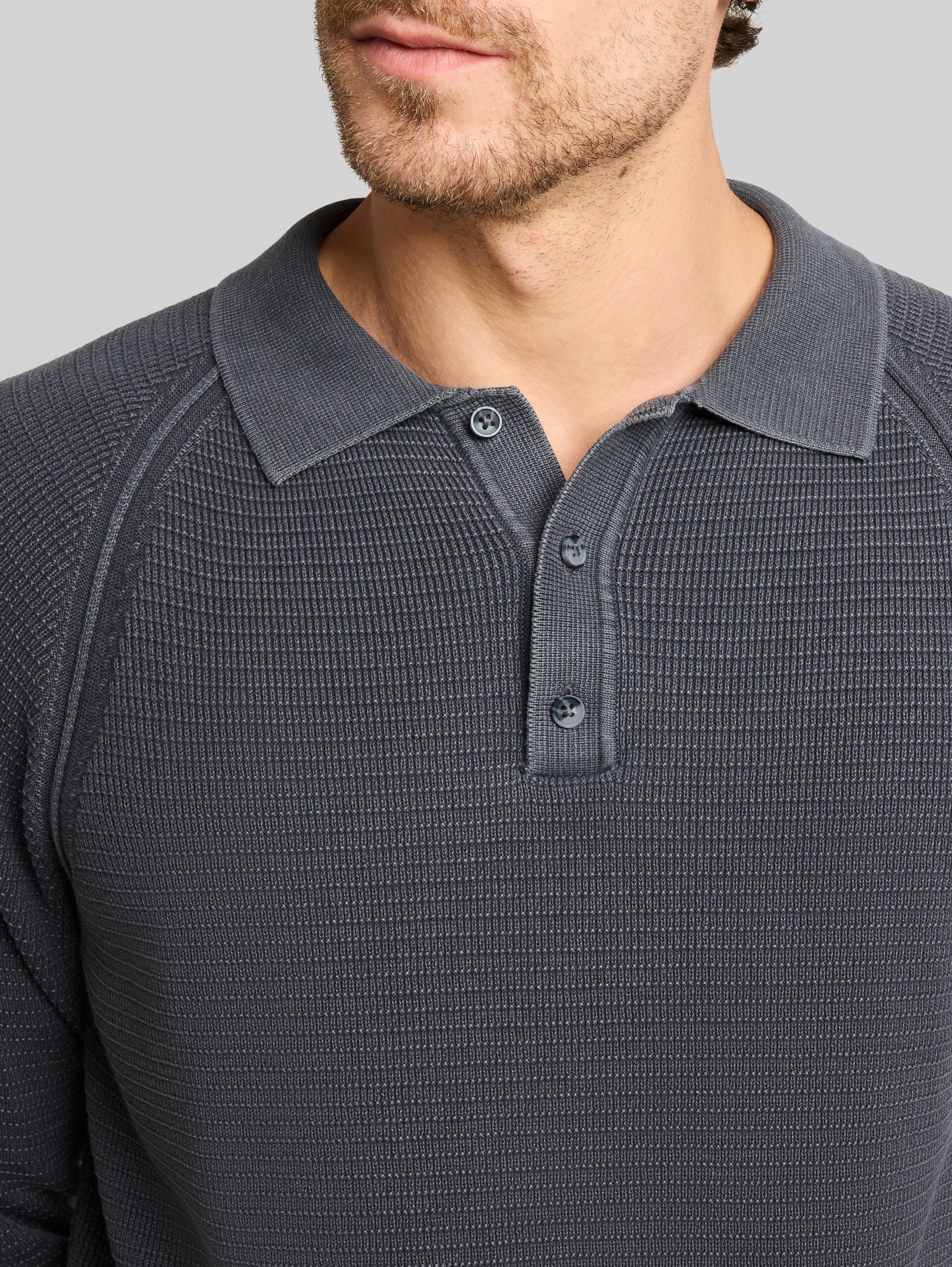 Gebreid poloshirt in washed-look - Tarmac Grey - Detailaanzicht model