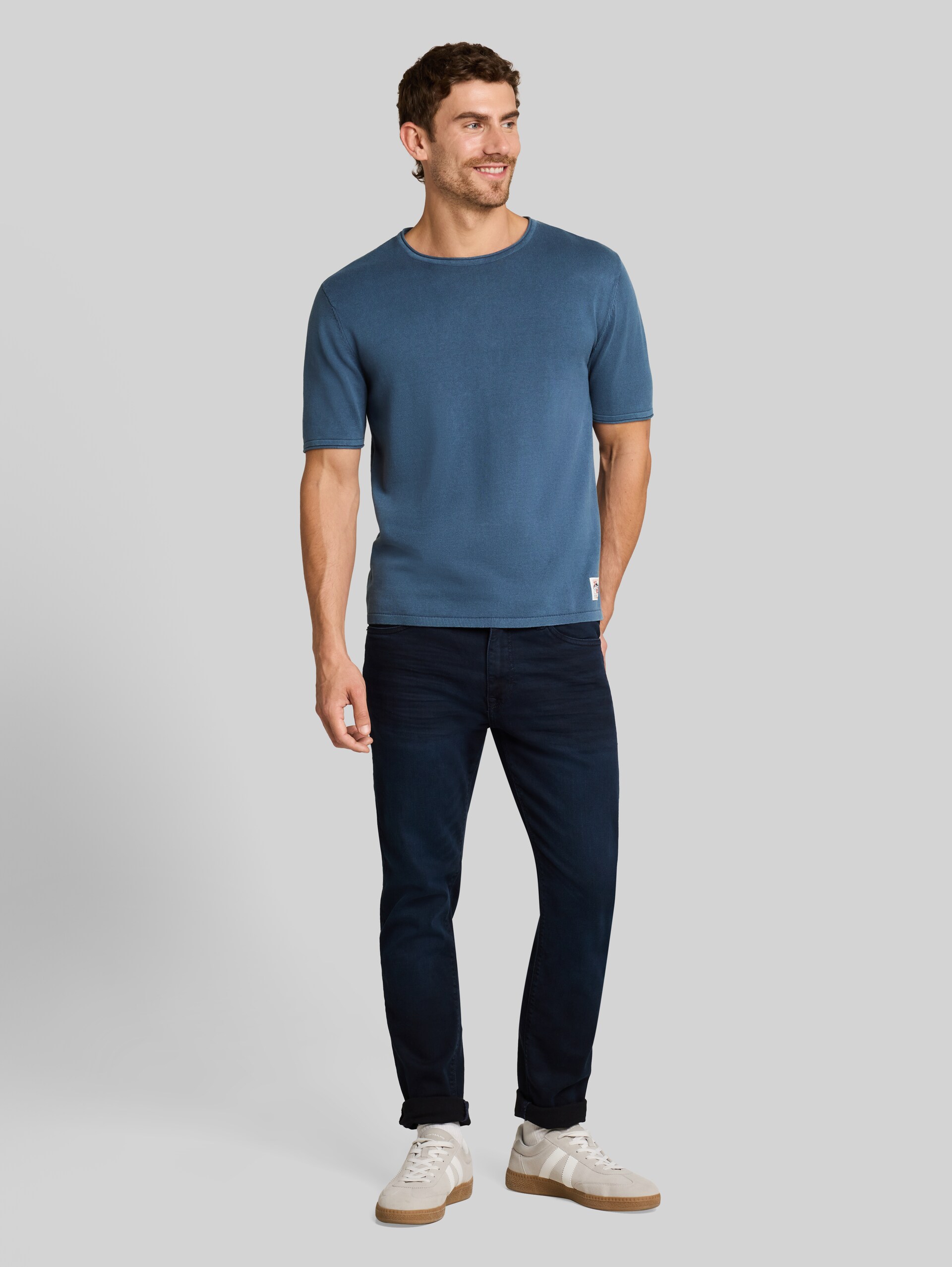 Gebreide trui in washed-look - Dark Duck Blue - Model vooraanzicht