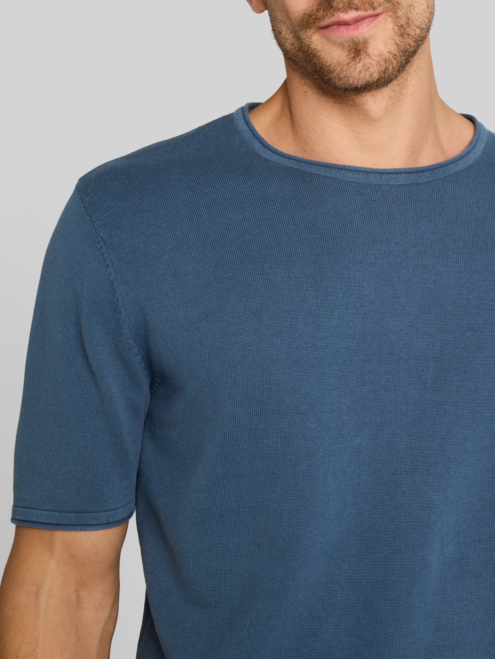 Gebreide trui in washed-look - Dark Duck Blue - Detailaanzicht model