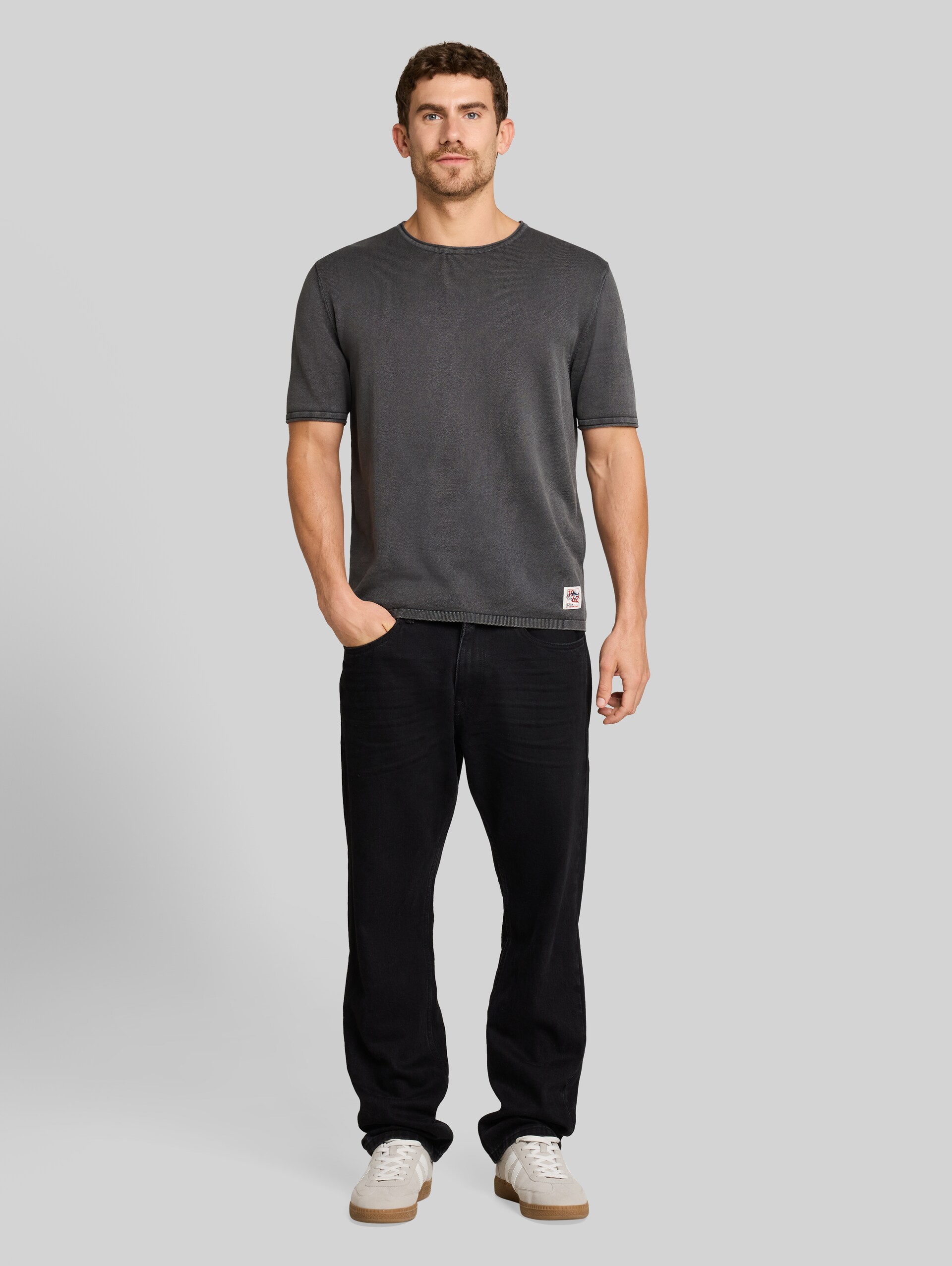 Gebreide trui in washed-look - Tarmac Grey - Model vooraanzicht