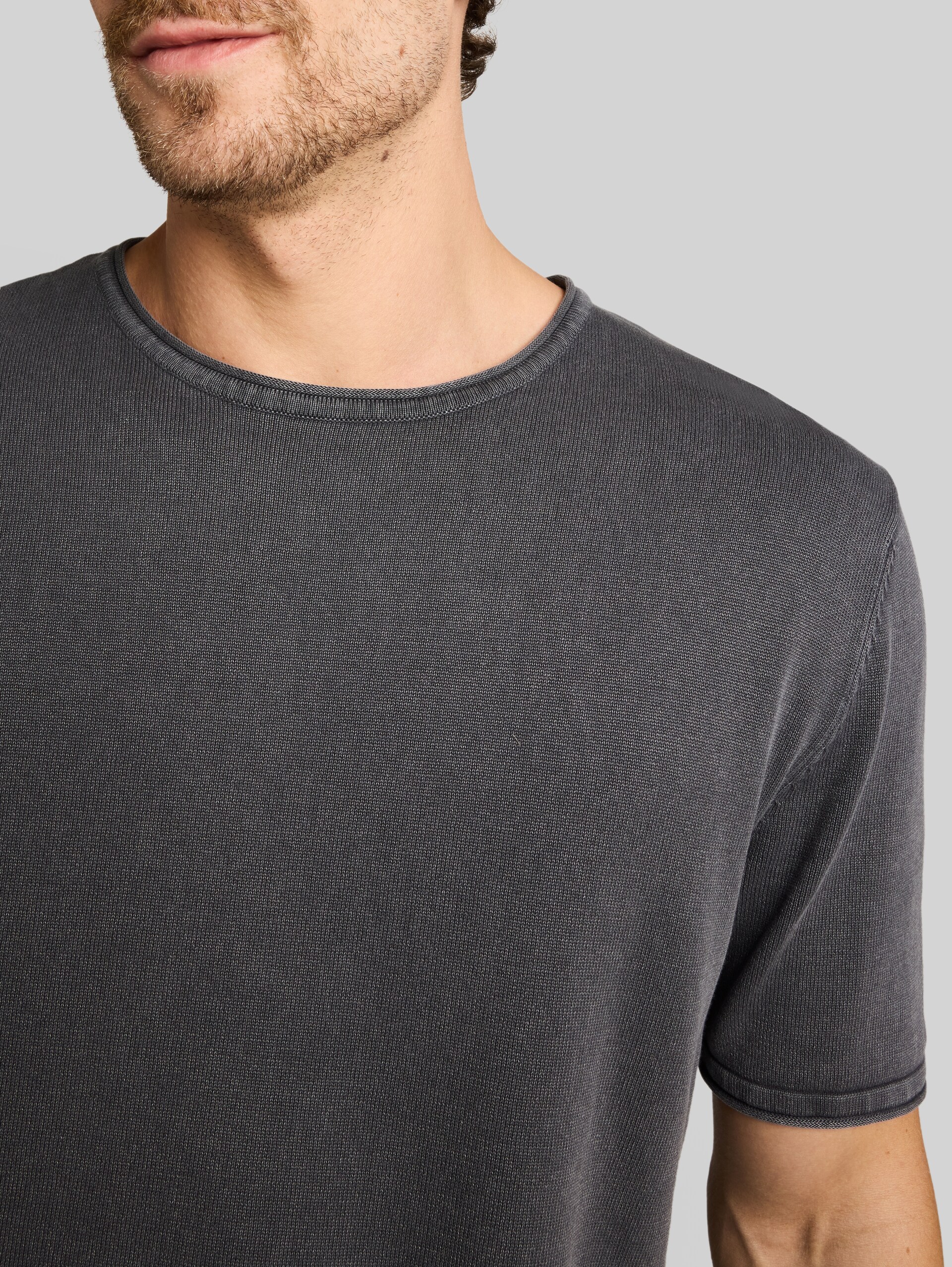 Gebreide trui in washed-look - Tarmac Grey - Detailaanzicht model