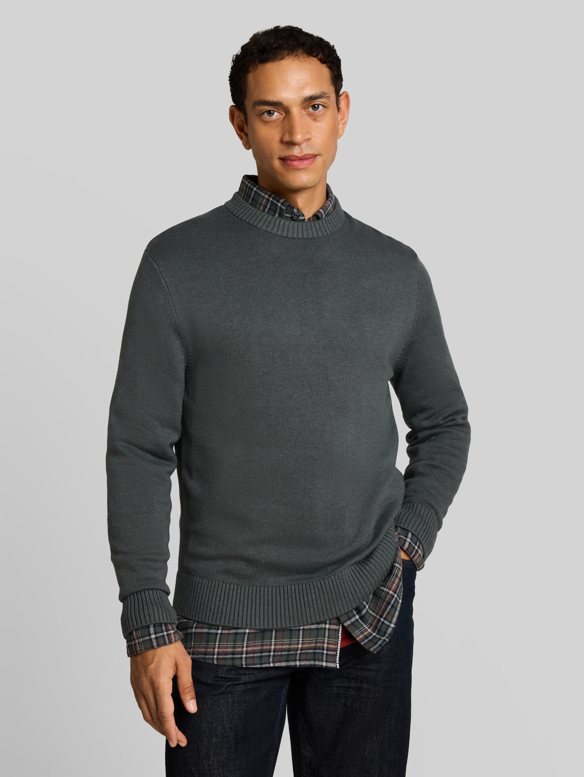 Pull en maille de coton - darkest olive melange - Découpe Vue de face du modèle