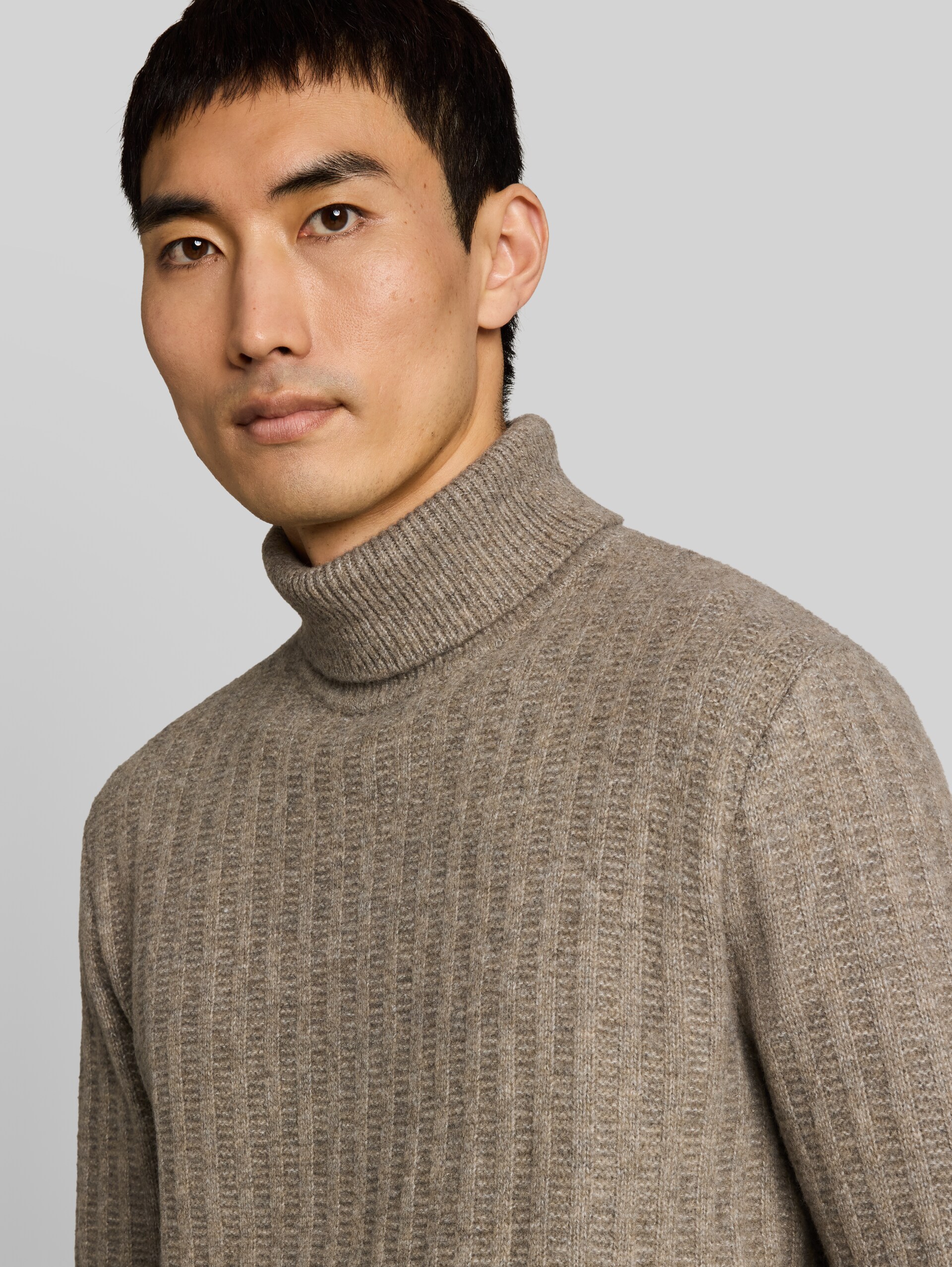 Rollkragenpullover mit Wollanteil - Driftwood Taupe Melangé - Detail-Model-Ansicht