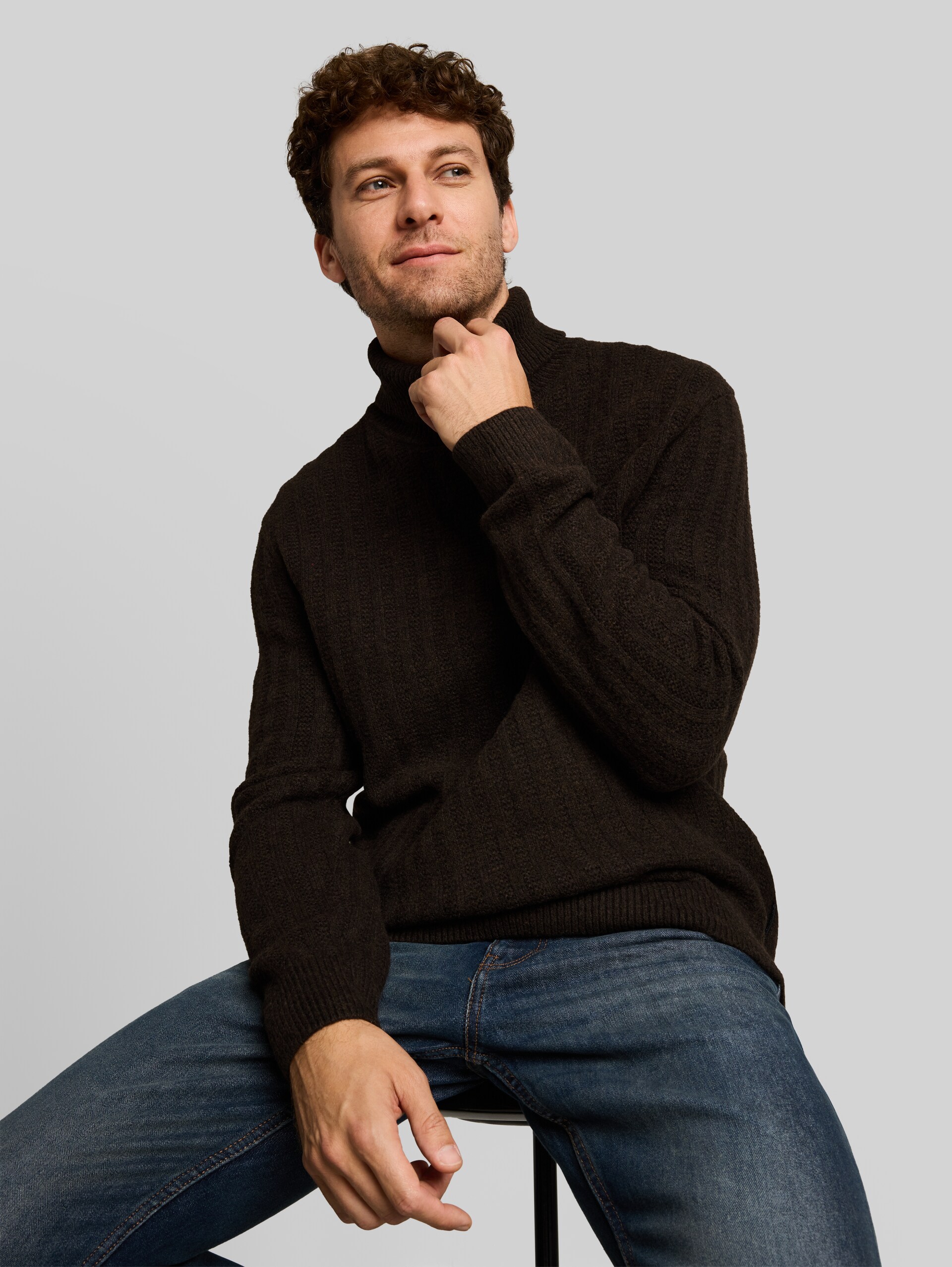 Rollkragenpullover mit Wollanteil - dark chocolate brown melange - Detail-Model-Ansicht