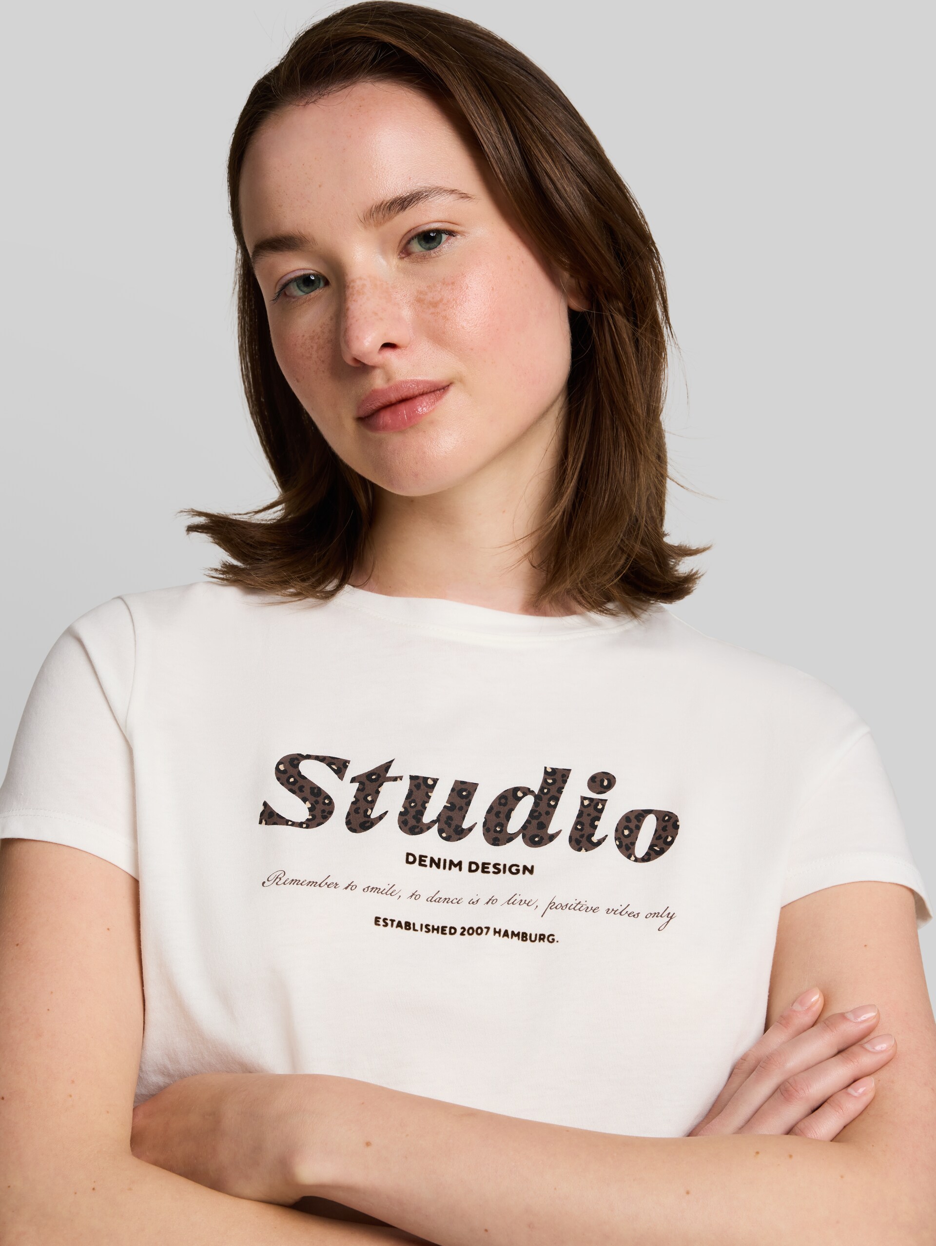 T-Shirt mit Print - off white - Detail-Model-Ansicht