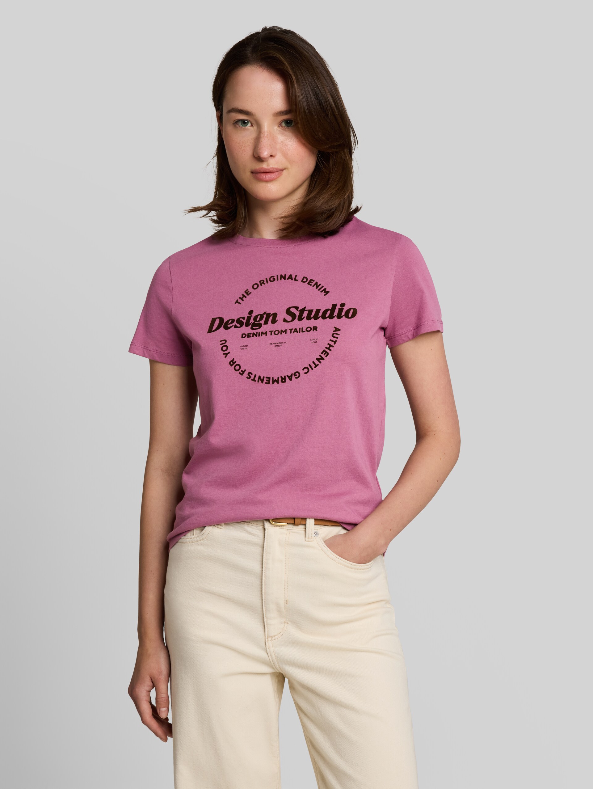 T-Shirt mit Print - dusty berry - Ausschnitt Model-Vorderansicht