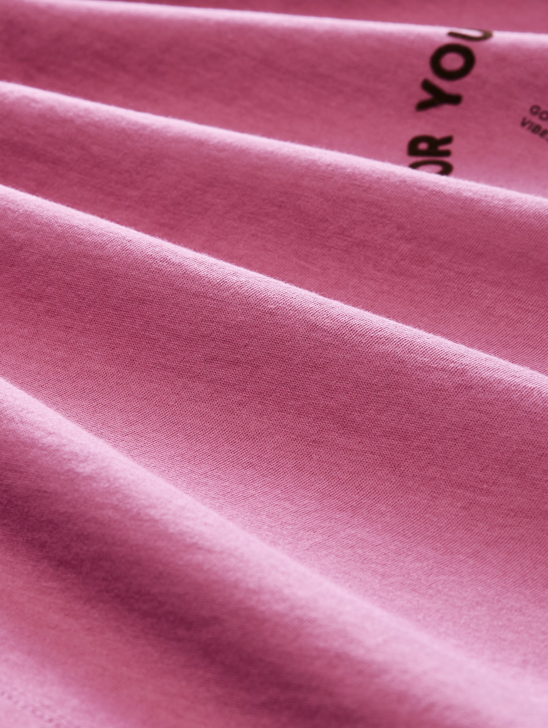 T-Shirt mit Print - dusty berry - Material-Ansicht