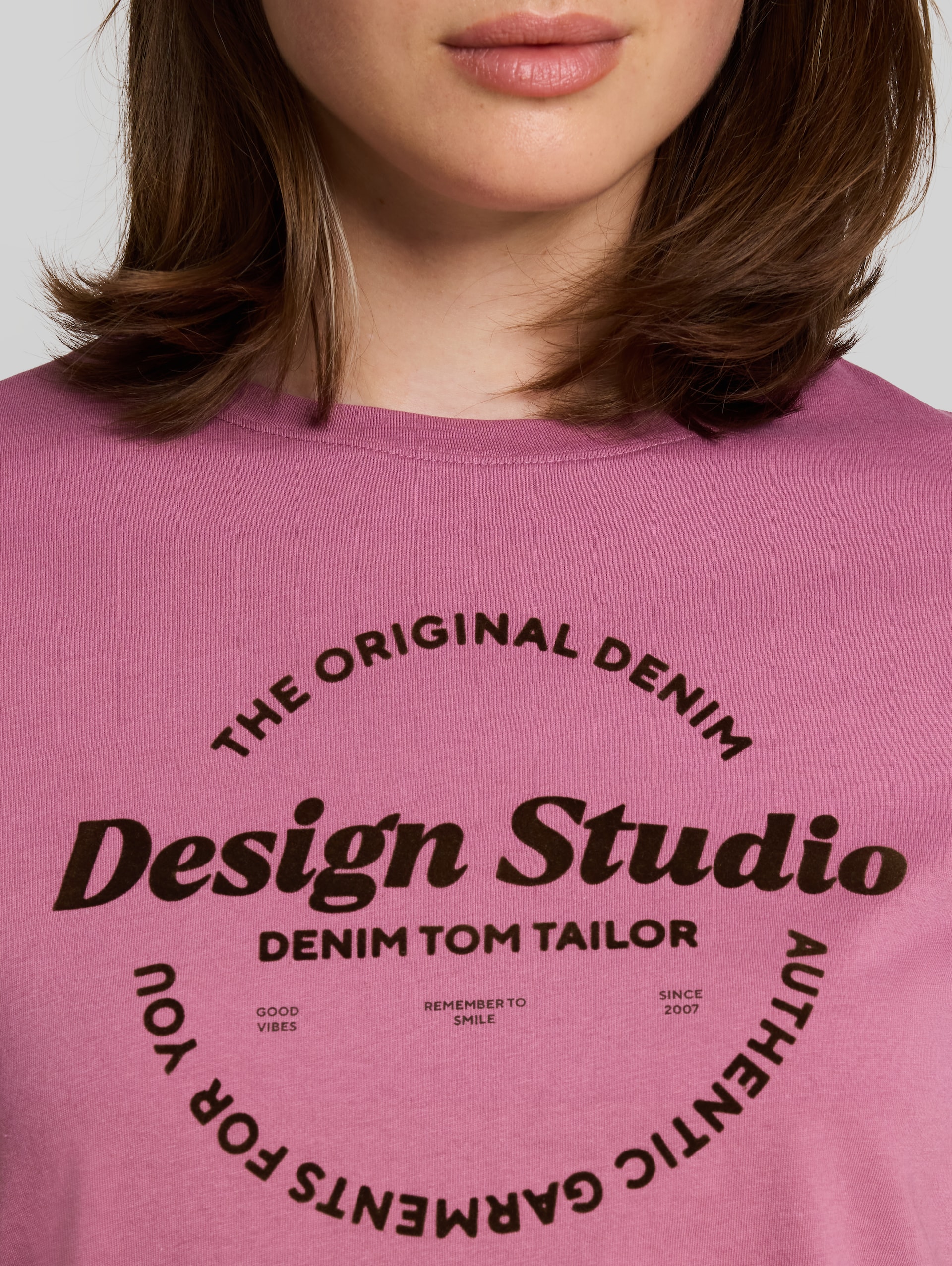 T-Shirt mit Print - dusty berry - Detail-Model-Ansicht