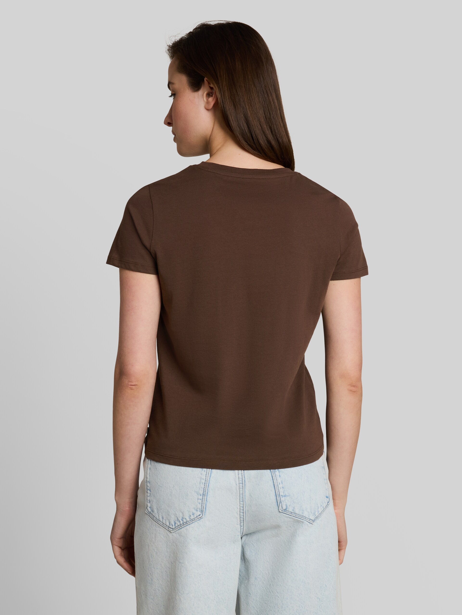 T-Shirt mit Print - cool dark brown - Auschnitt Model-Rückansicht