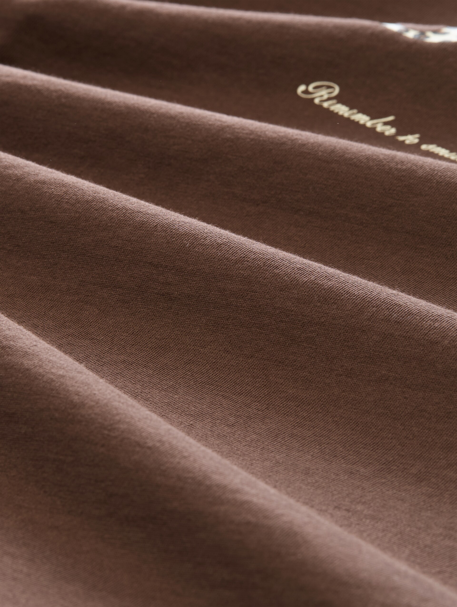 T-Shirt mit Print - cool dark brown - Material-Ansicht