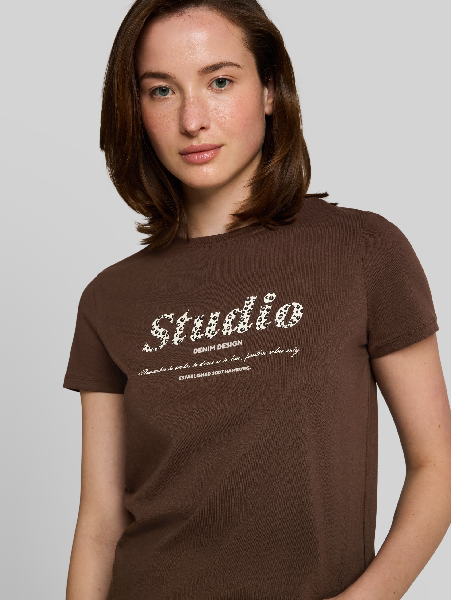 T-Shirt mit Print - cool dark brown - Detail-Model-Ansicht