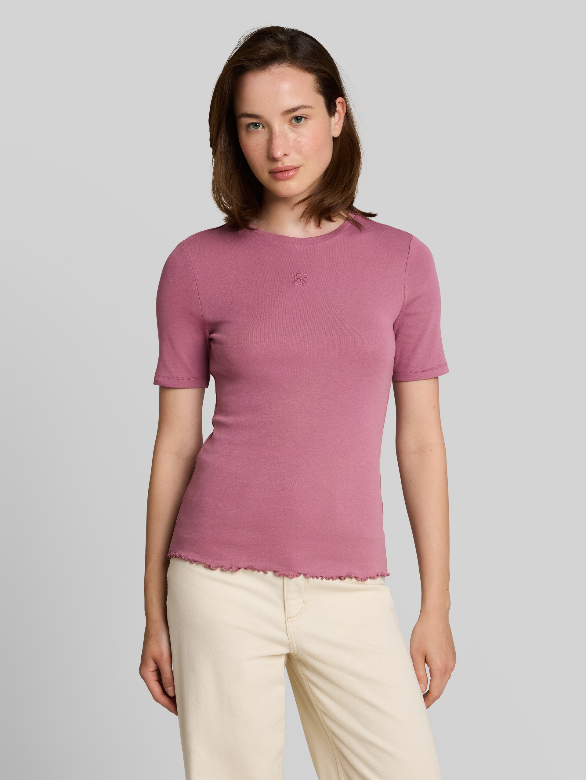 Slim Fit T-Shirt mit Stickerei - dusty berry - Ausschnitt Model-Vorderansicht