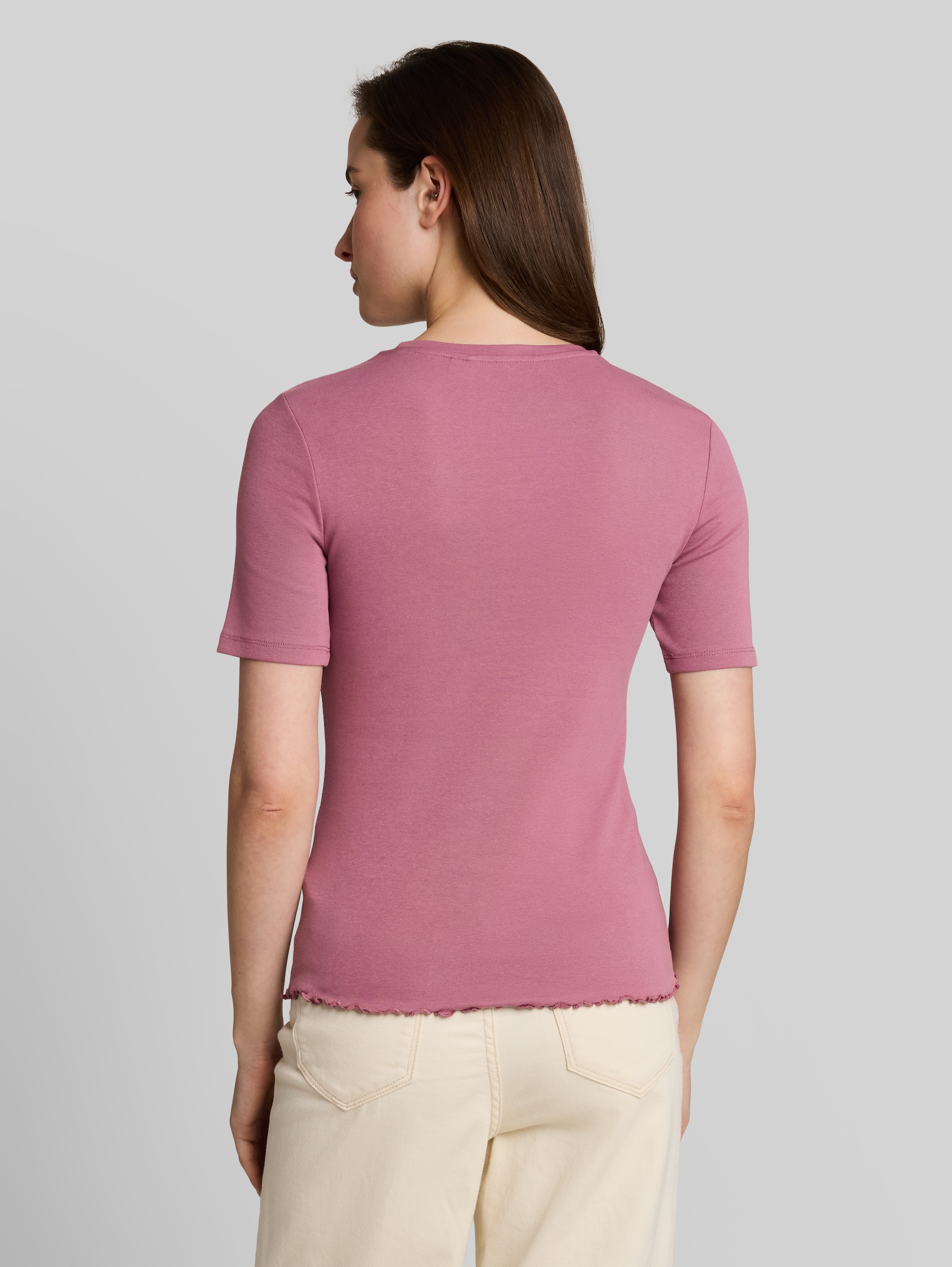 Slim Fit T-Shirt mit Stickerei - dusty berry - Auschnitt Model-Rückansicht