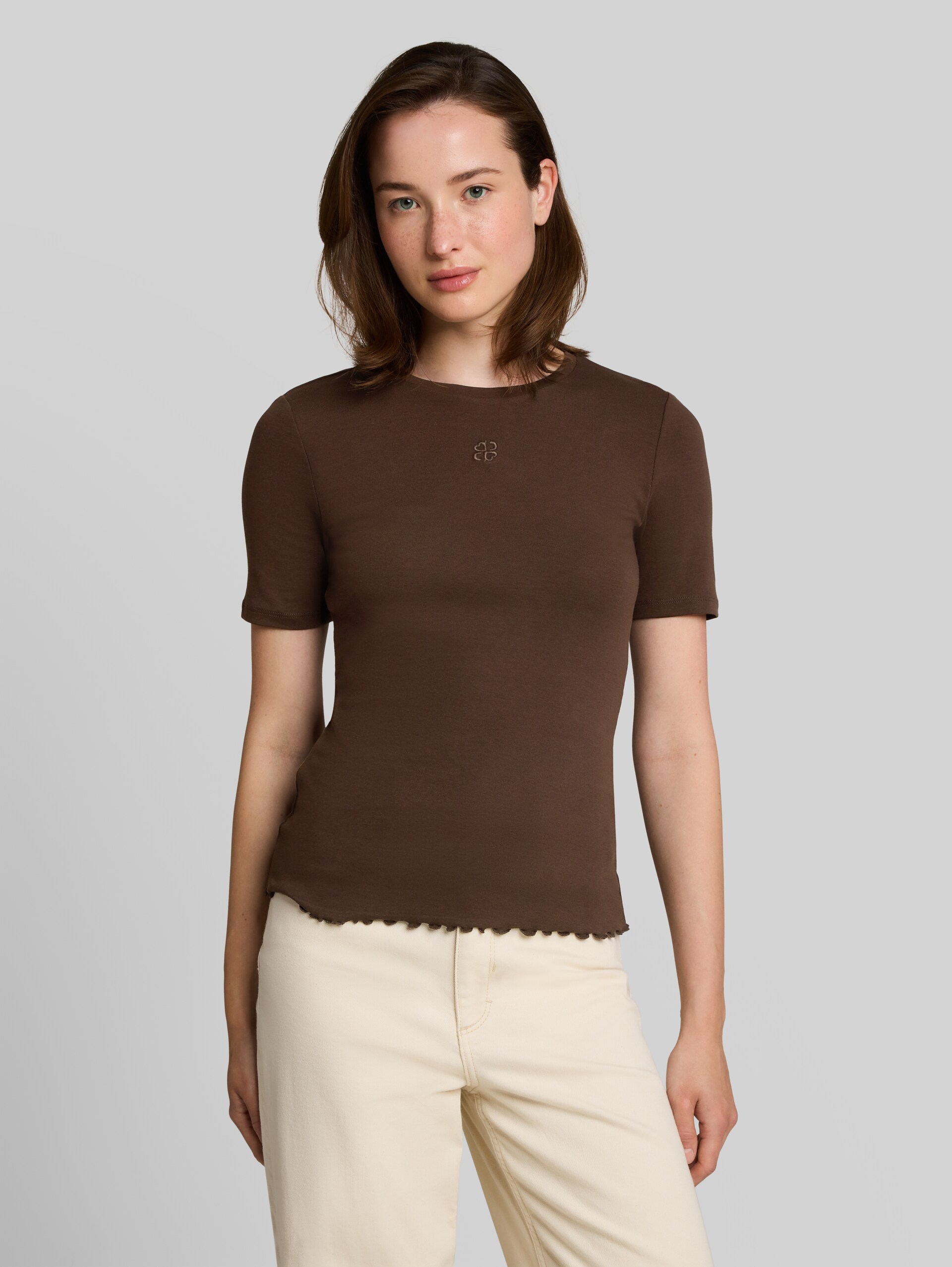 Slim Fit T-Shirt mit Stickerei - cool dark brown - Ausschnitt Model-Vorderansicht