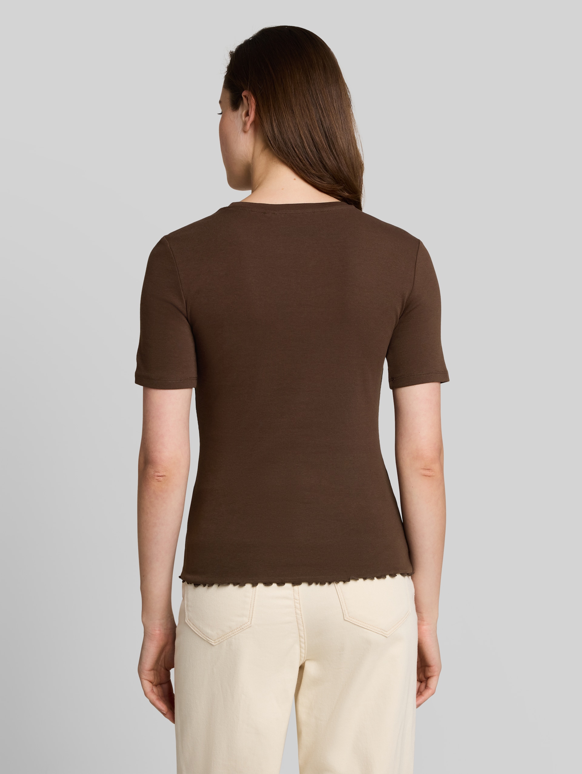 Slim Fit T-Shirt mit Stickerei - cool dark brown - Auschnitt Model-Rückansicht