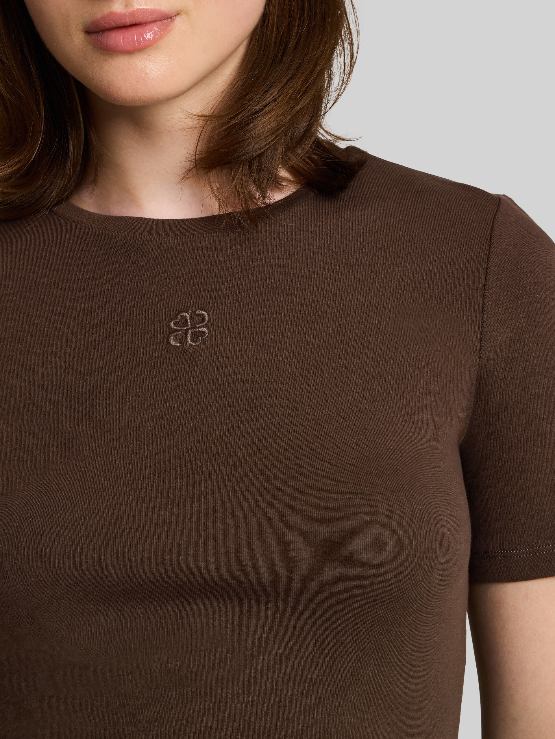 Slim Fit T-Shirt mit Stickerei - cool dark brown - Detail-Model-Ansicht