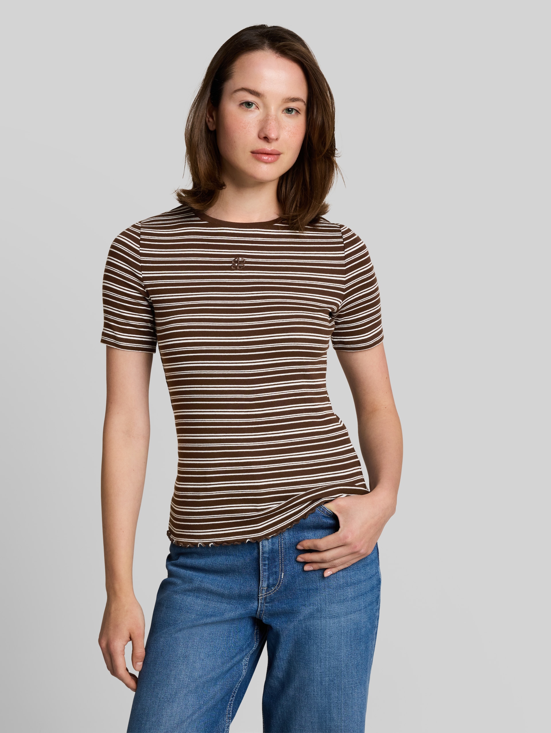 Slim Fit T-Shirt mit Stickerei - brown white irregular stripe - Ausschnitt Model-Vorderansicht