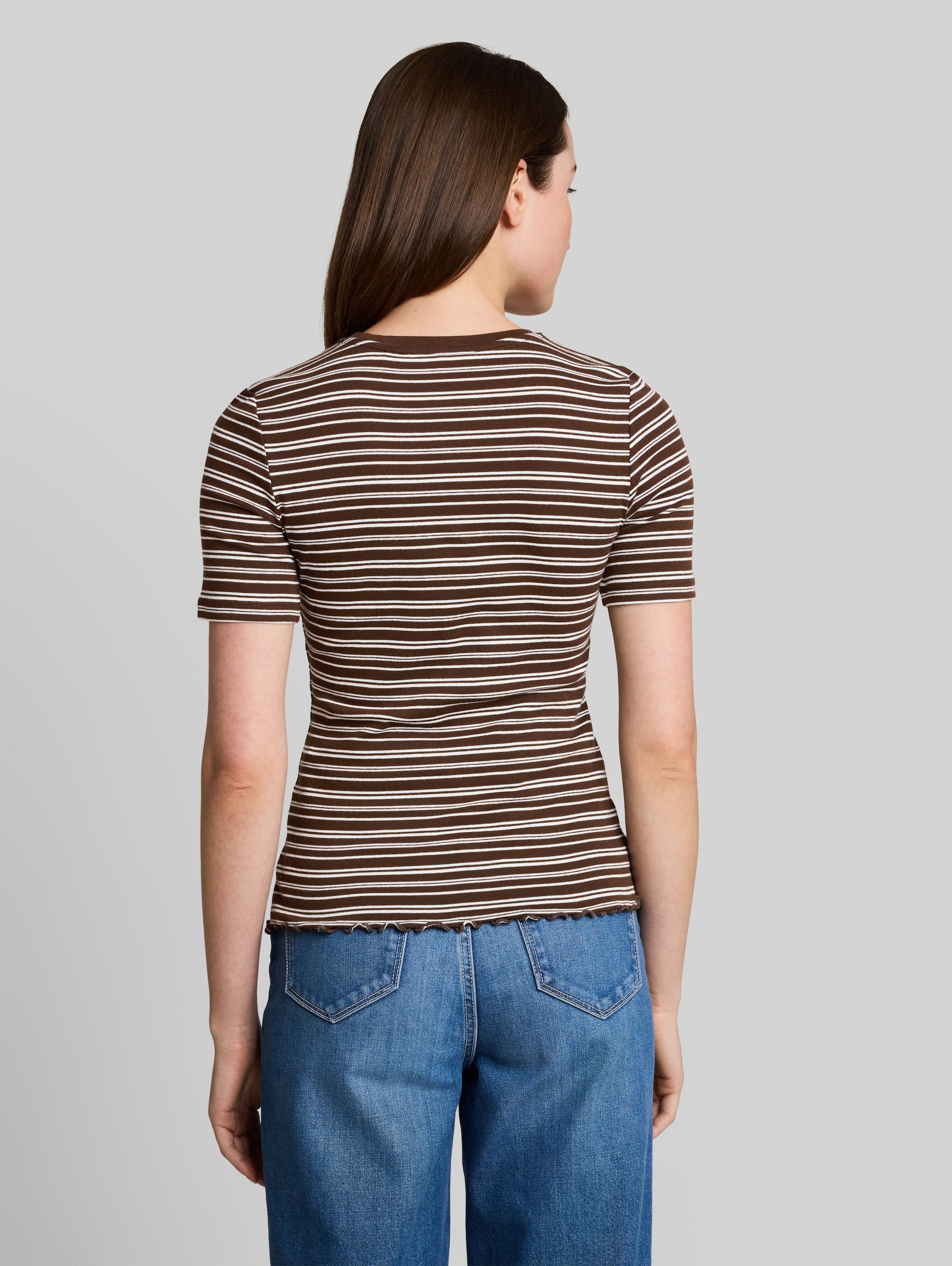 Slim Fit T-Shirt mit Stickerei - brown white irregular stripe - Auschnitt Model-Rückansicht