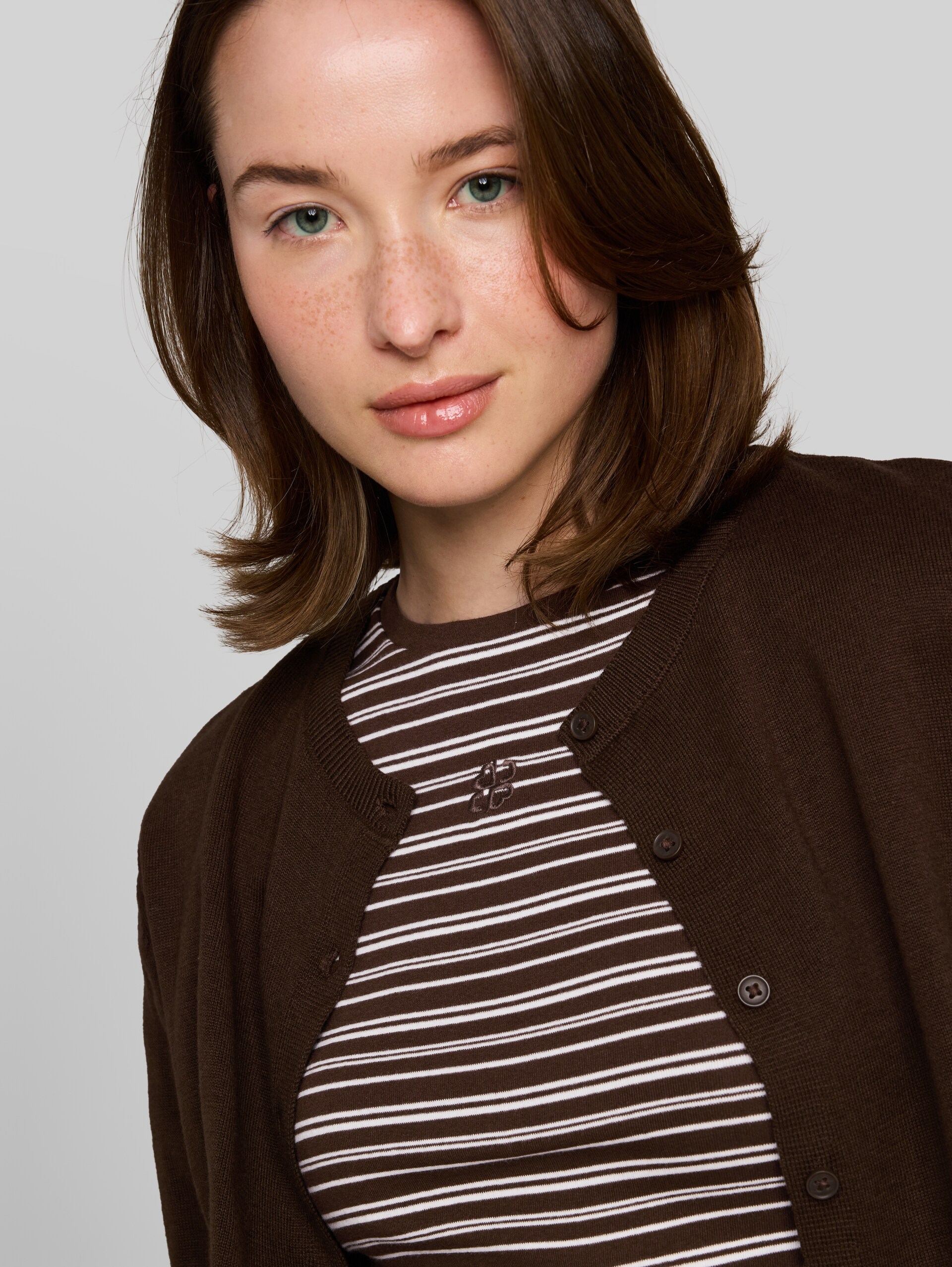 Slim Fit T-Shirt mit Stickerei - brown white irregular stripe - Detail-Model-Ansicht