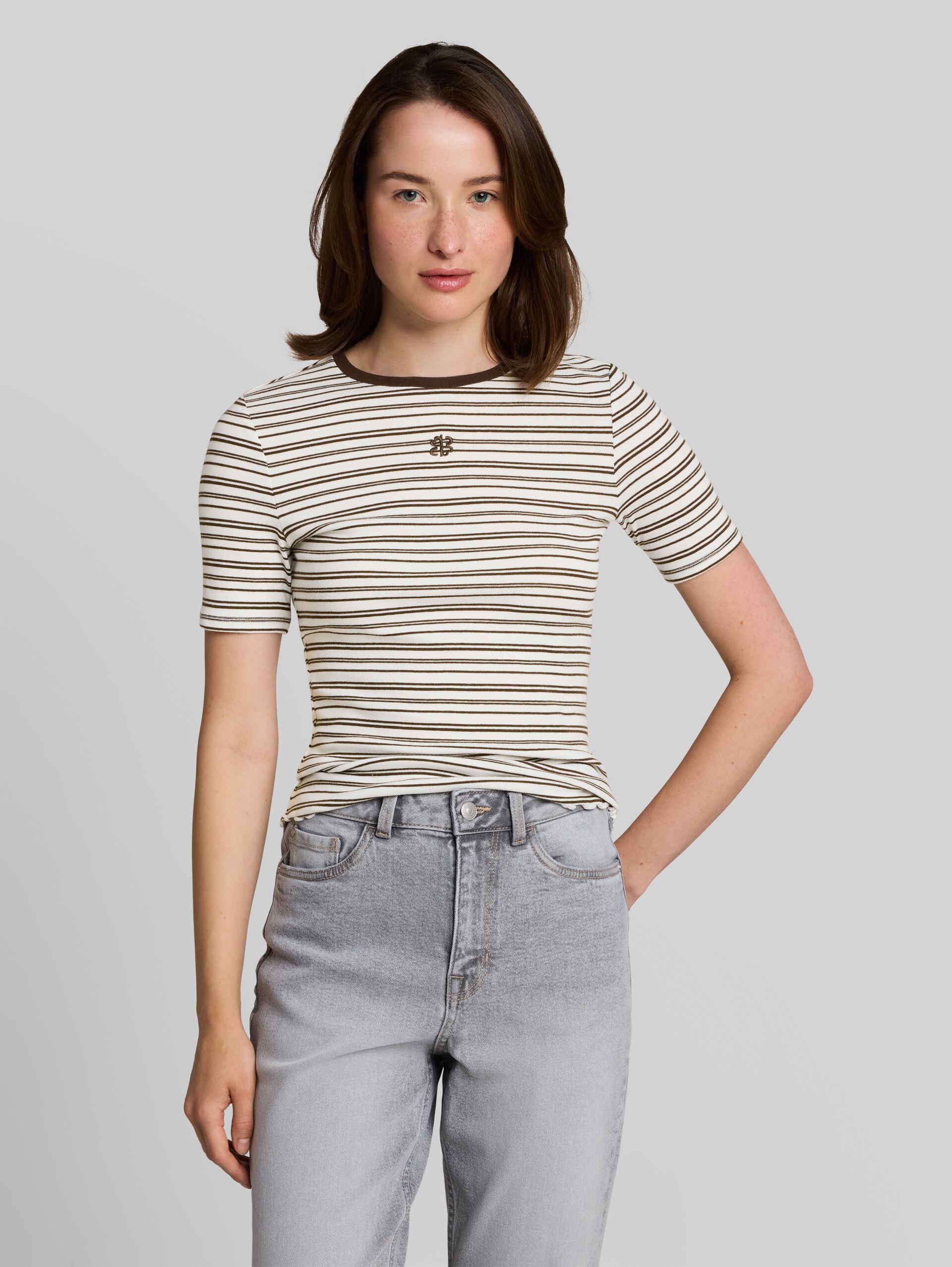 Slim Fit T-Shirt mit Stickerei - white brown irregular stripe - Ausschnitt Model-Vorderansicht