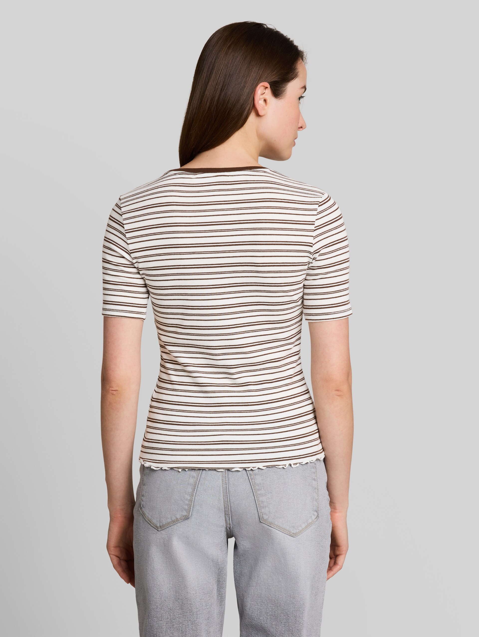 Slim Fit T-Shirt mit Stickerei - white brown irregular stripe - Auschnitt Model-Rückansicht