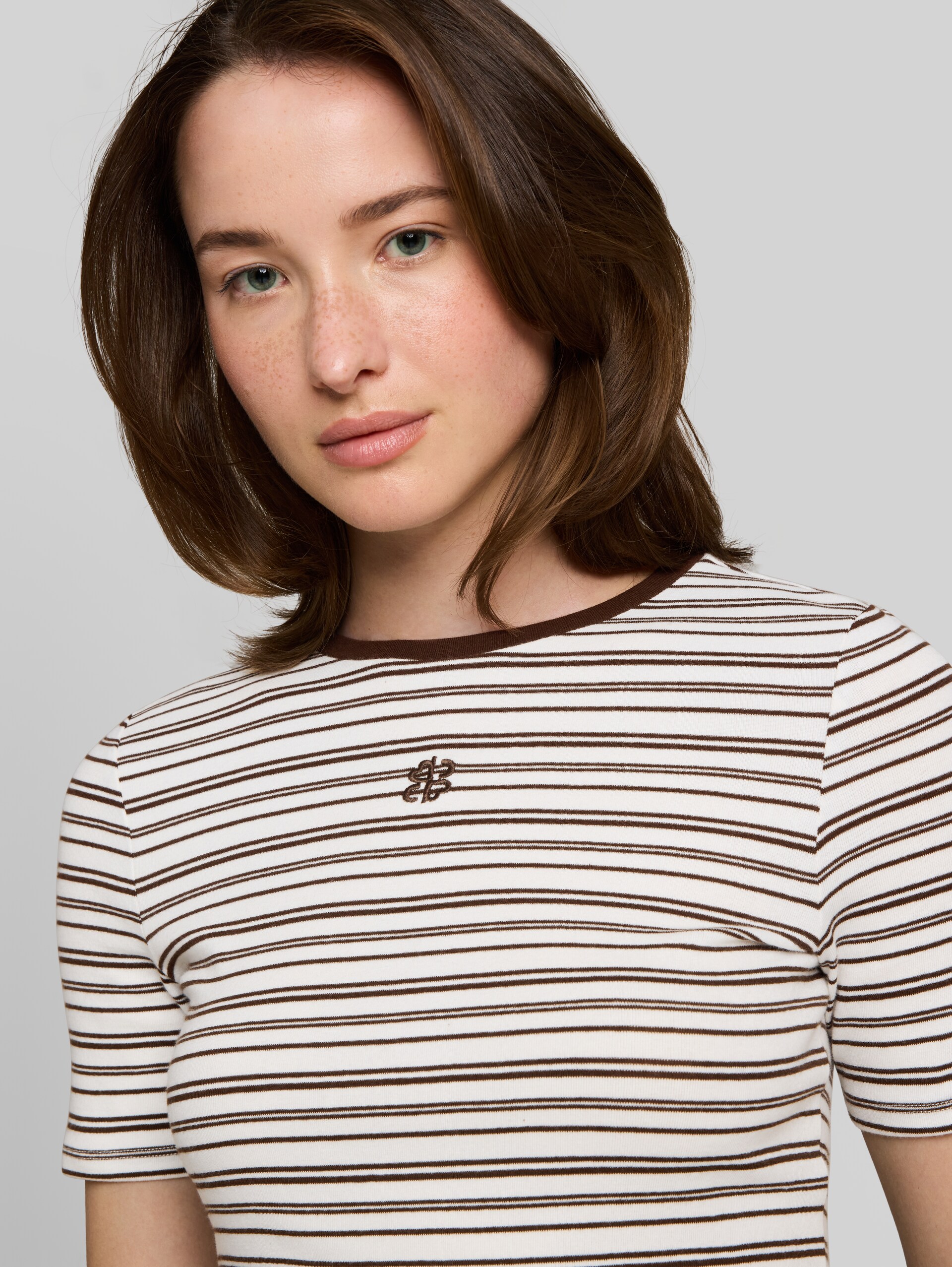 Slim Fit T-Shirt mit Stickerei - white brown irregular stripe - Detail-Model-Ansicht