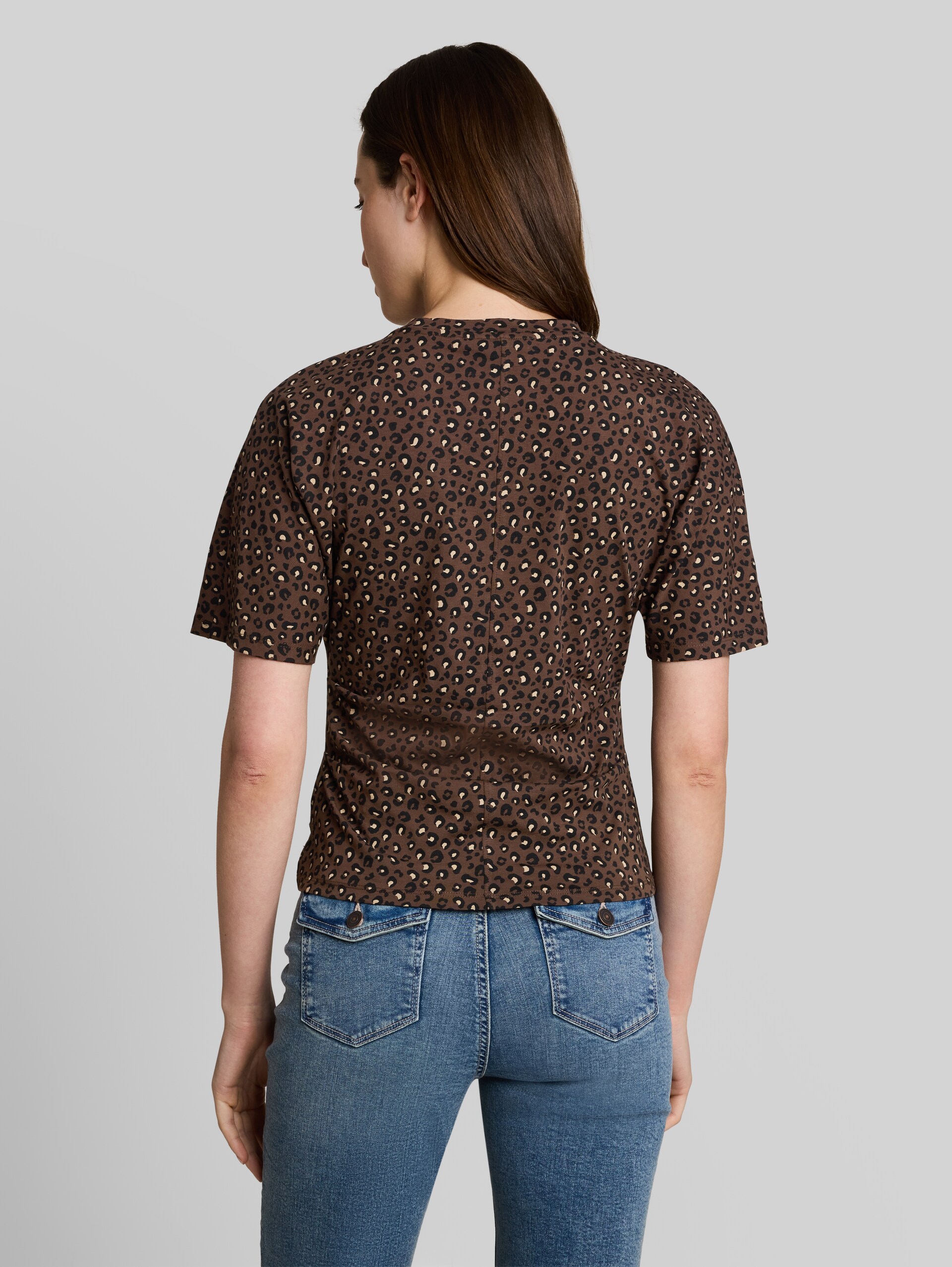 T-shirt with leopard print - brown black leo print - Neckline model-back view