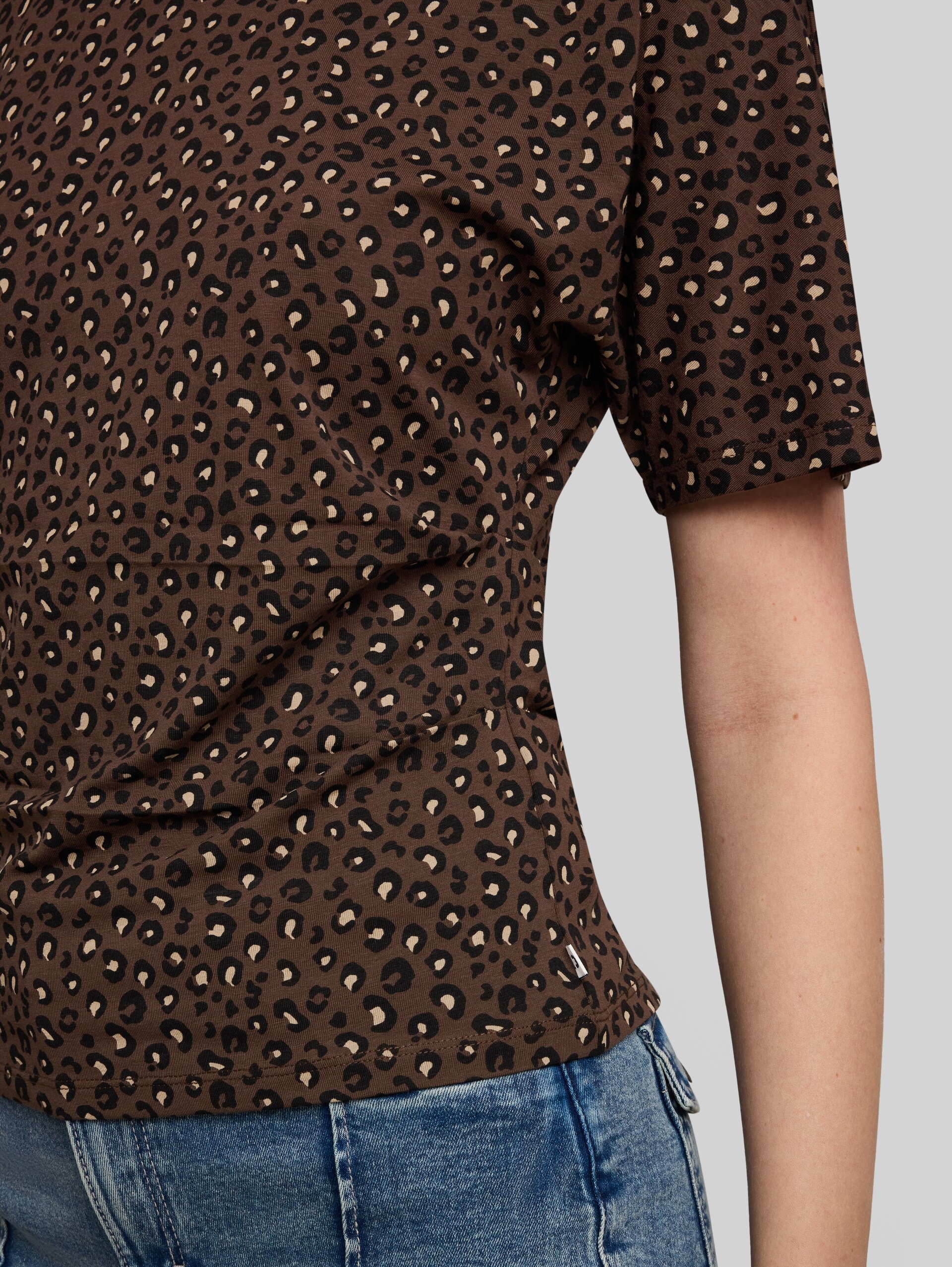 T-shirt with leopard print - brown black leo print - Detail model view