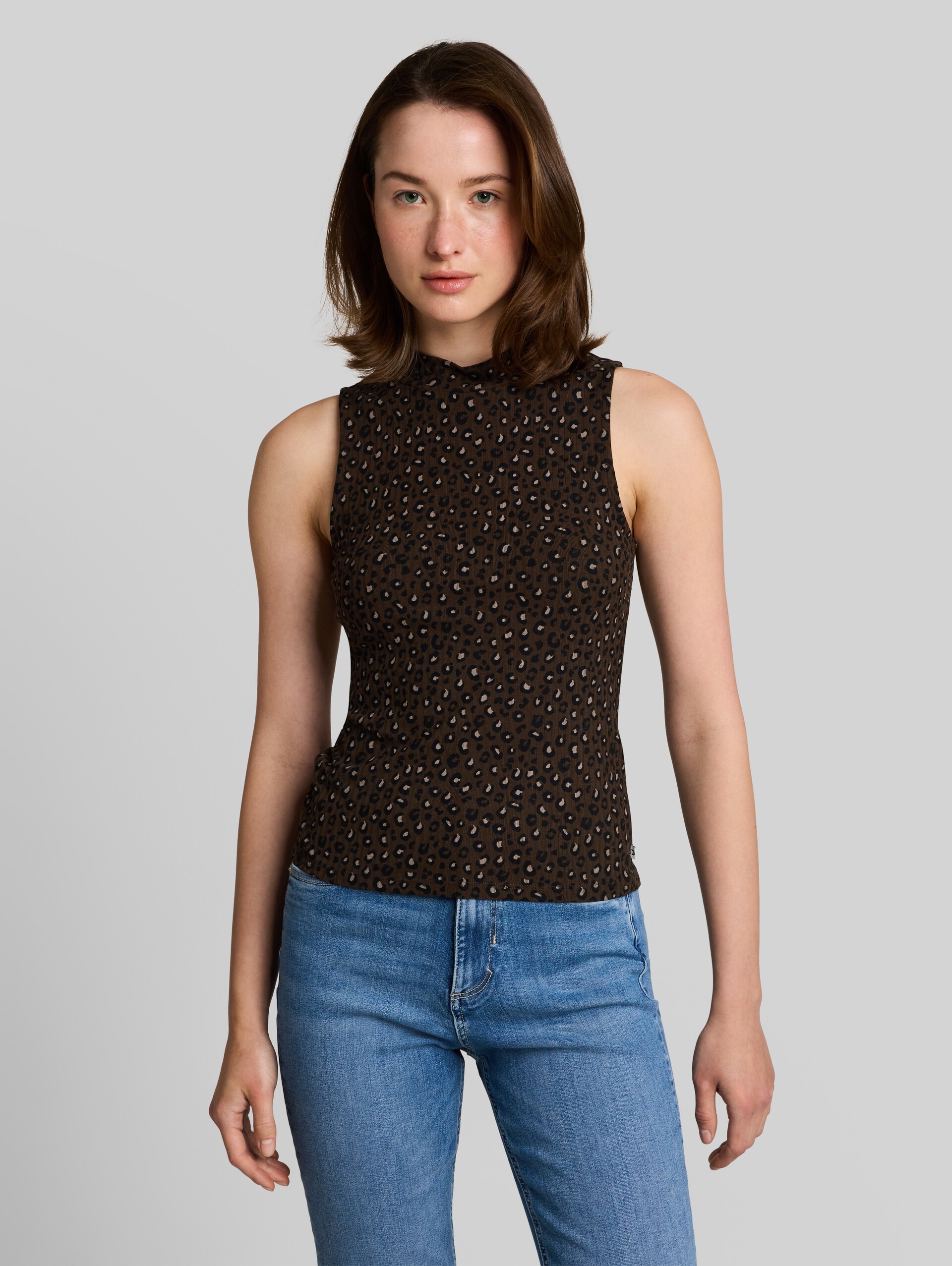Slim fit top met opstaande kraag - brown black leo print - Nek model vooraanzicht