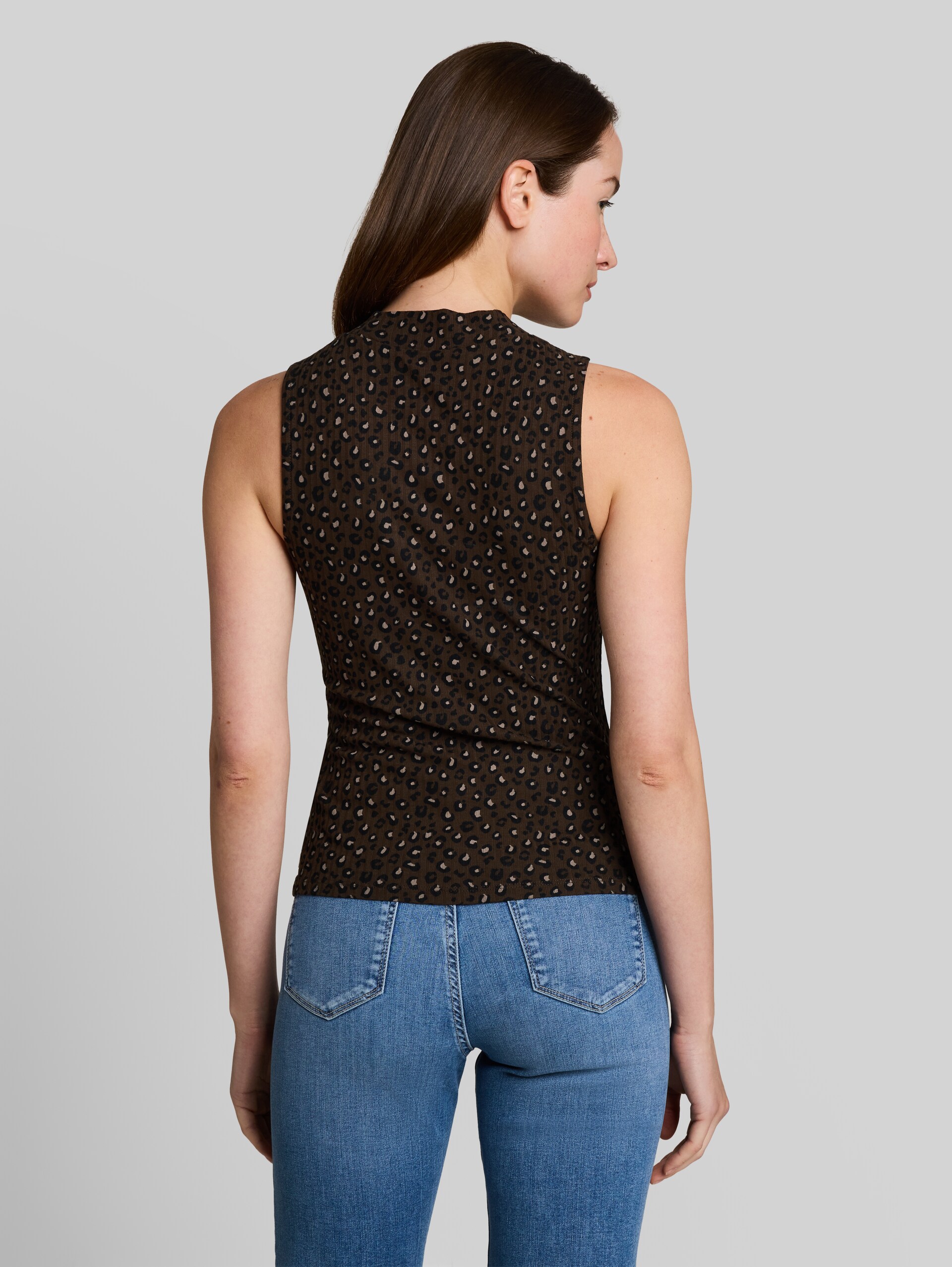 Slim fit top met opstaande kraag - brown black leo print - Neklijn model-achteraanzicht