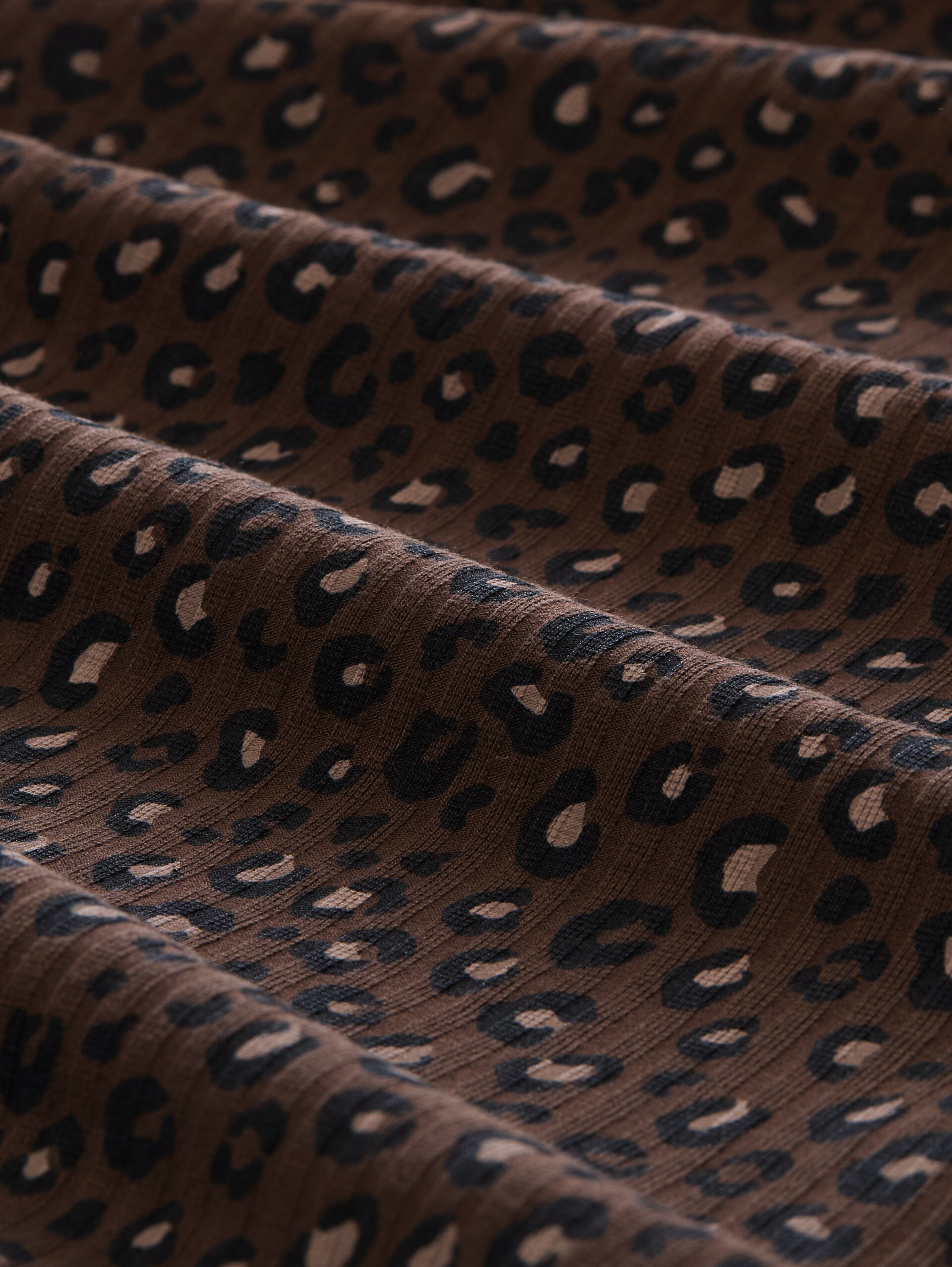 Slim fit top met opstaande kraag - brown black leo print - Materiaalweergave