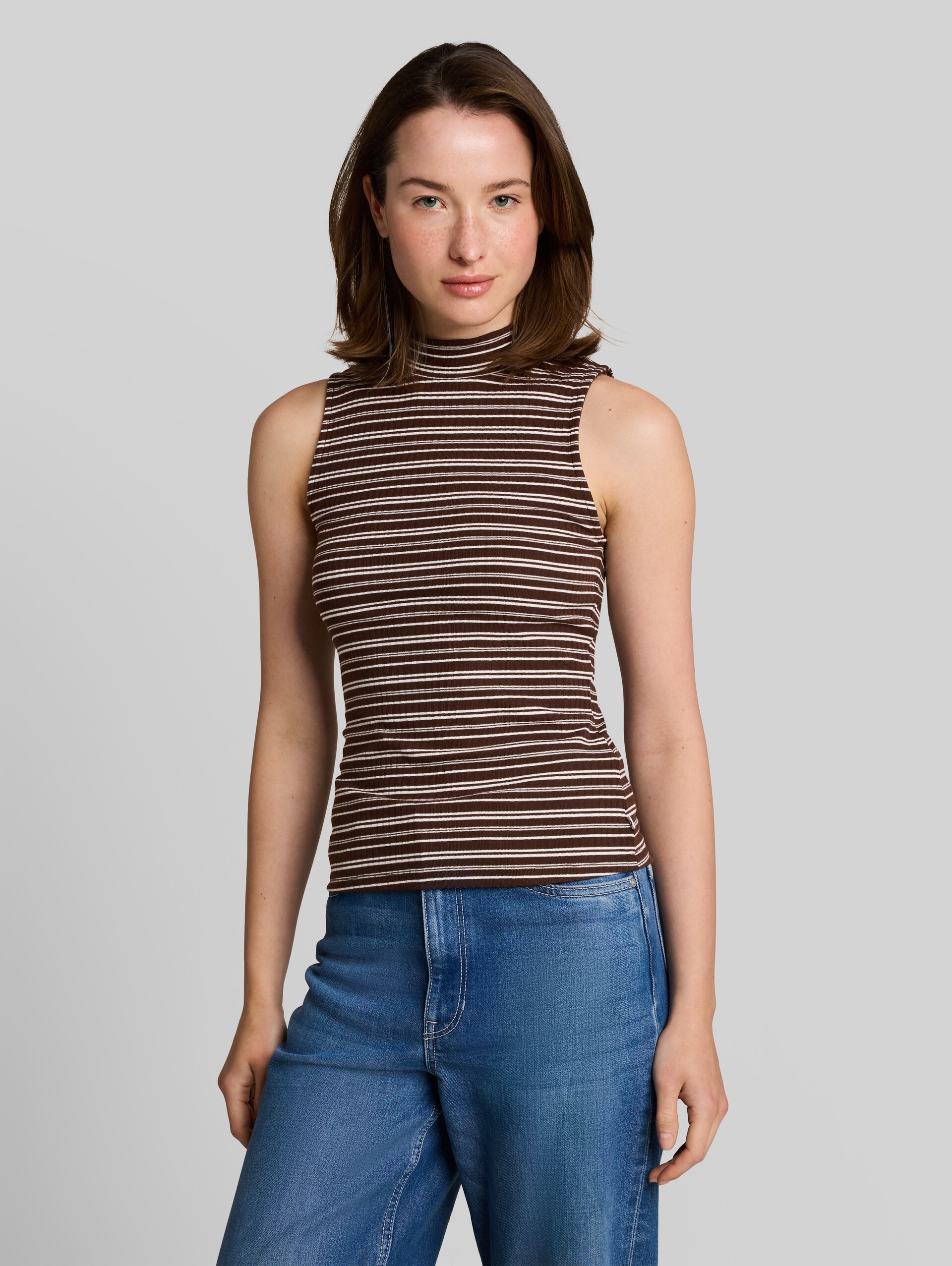 Slim Fit Top mit Stehkragen - brown white stripe - Ausschnitt Model-Vorderansicht
