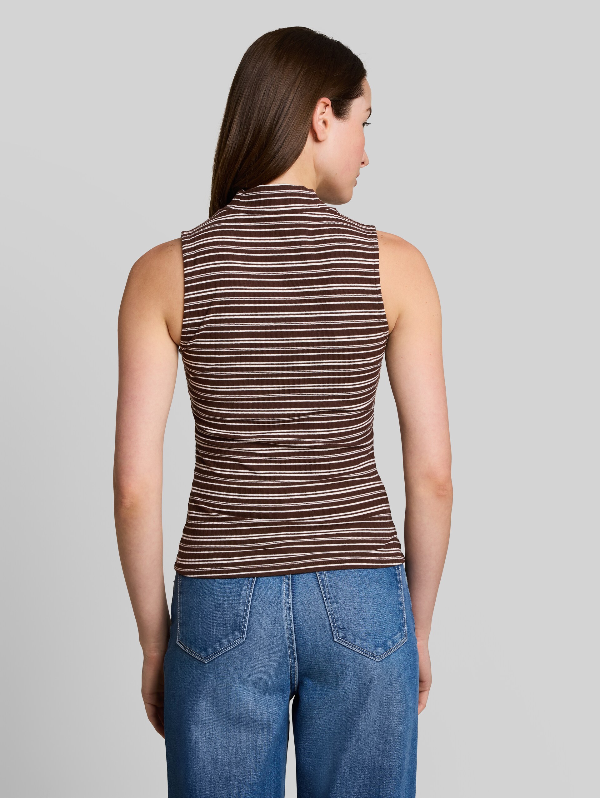 Slim Fit Top mit Stehkragen - brown white stripe - Auschnitt Model-Rückansicht