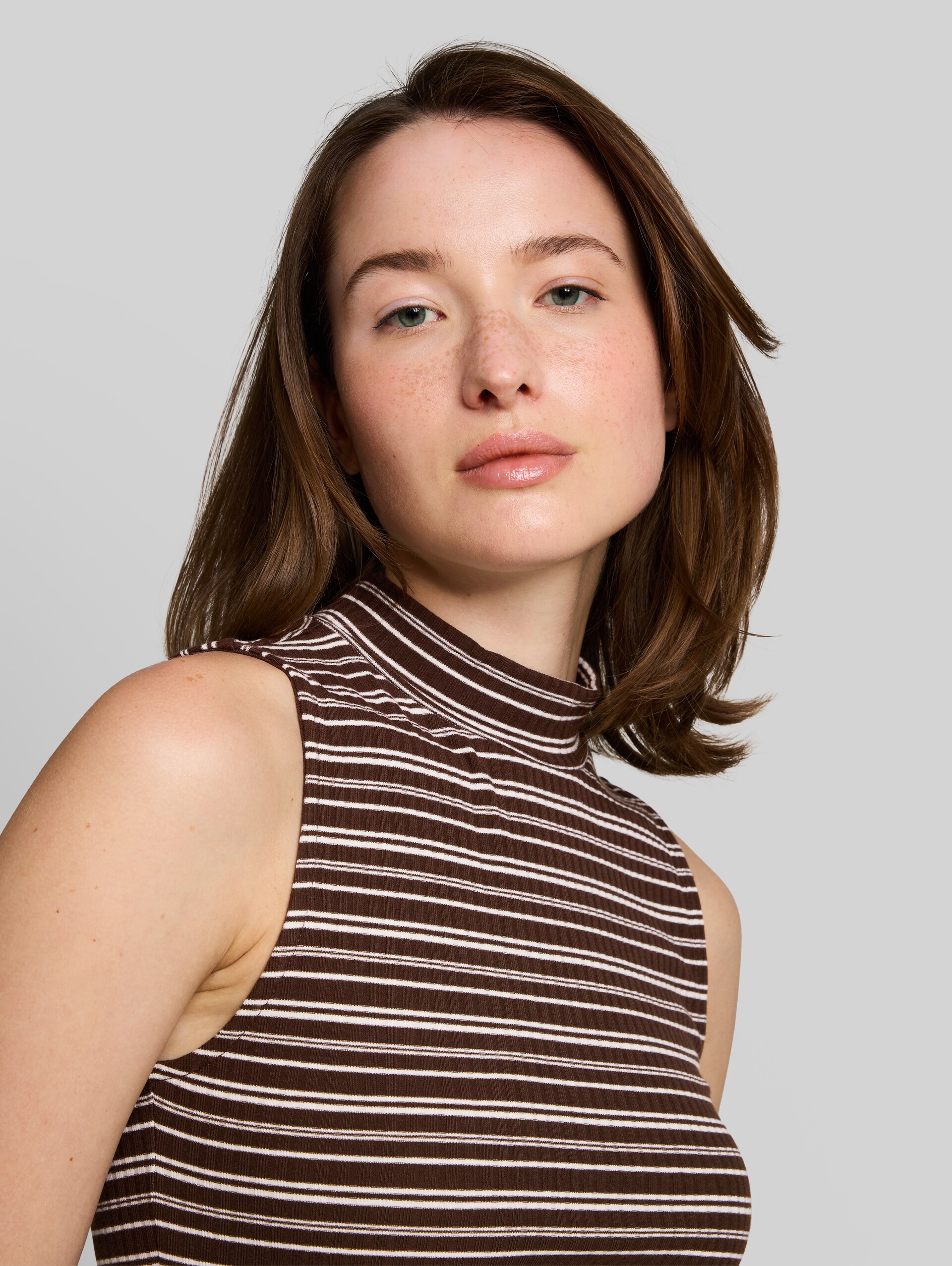 Slim Fit Top mit Stehkragen - brown white stripe - Detail-Model-Ansicht