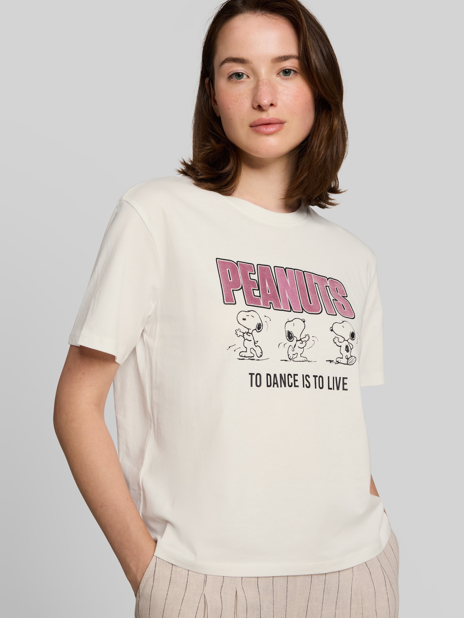 Boxy Fit T-Shirt mit Snoopy-Print - off white - Detail-Model-Ansicht