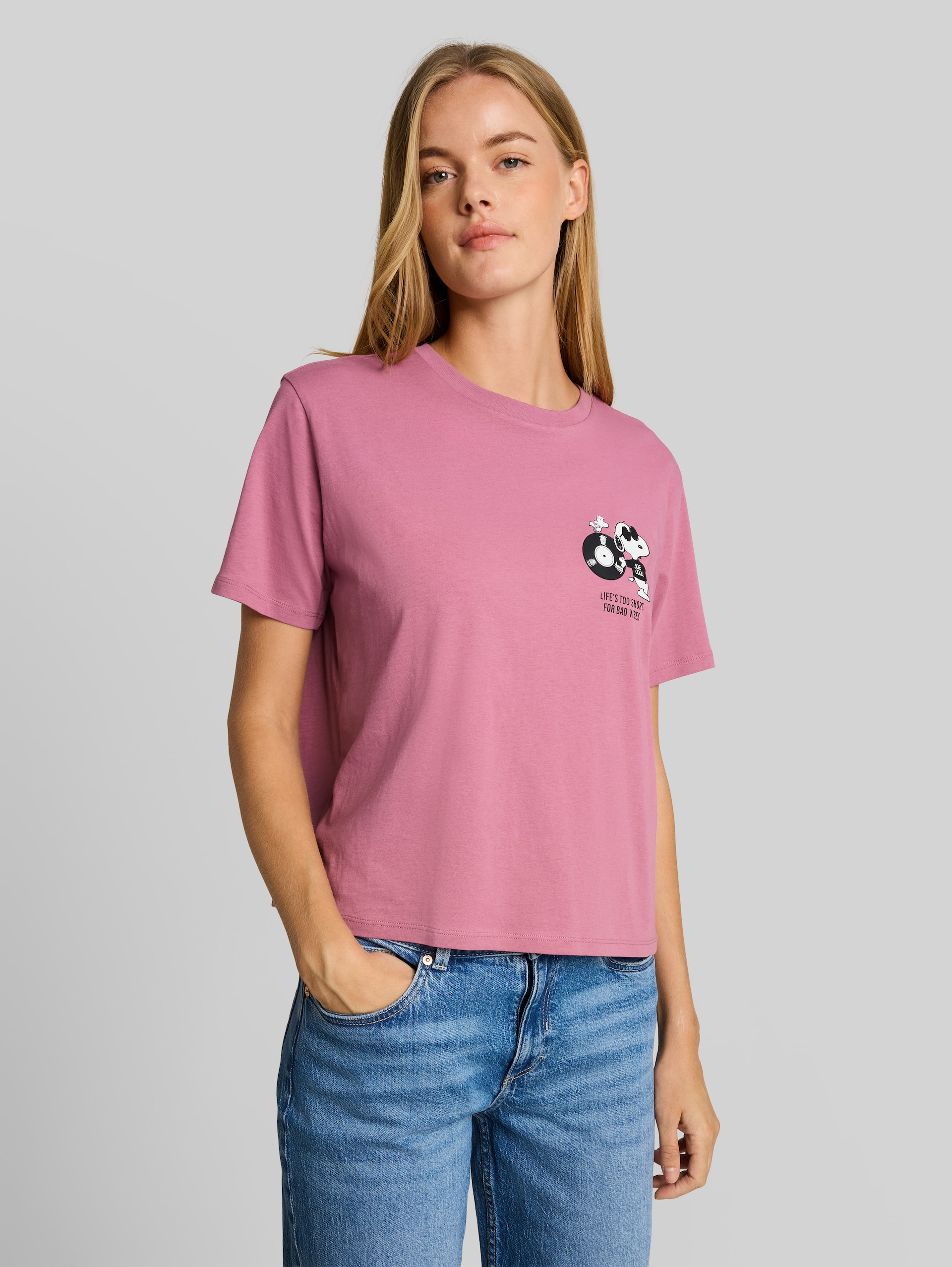 Boxy Fit T-Shirt mit Snoopy-Print - dusty berry - Ausschnitt Model-Vorderansicht