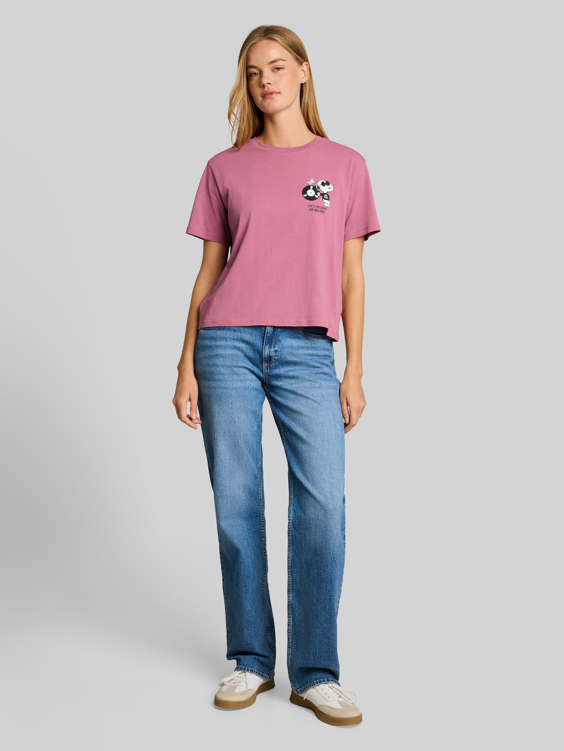 Boxy Fit T-Shirt mit Snoopy-Print - dusty berry - Model-Vorderansicht