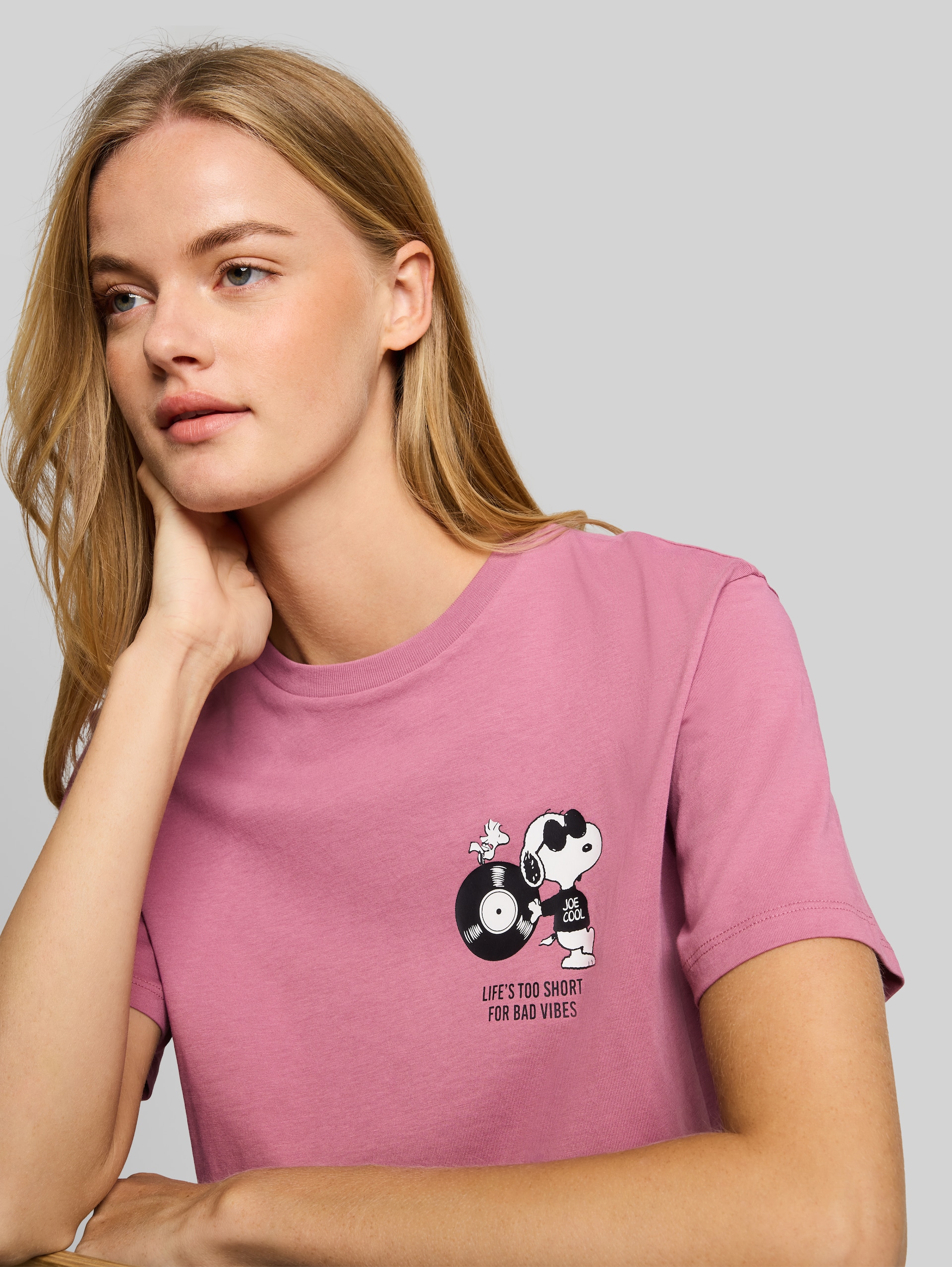 Boxy Fit T-Shirt mit Snoopy-Print - dusty berry - Detail-Model-Ansicht