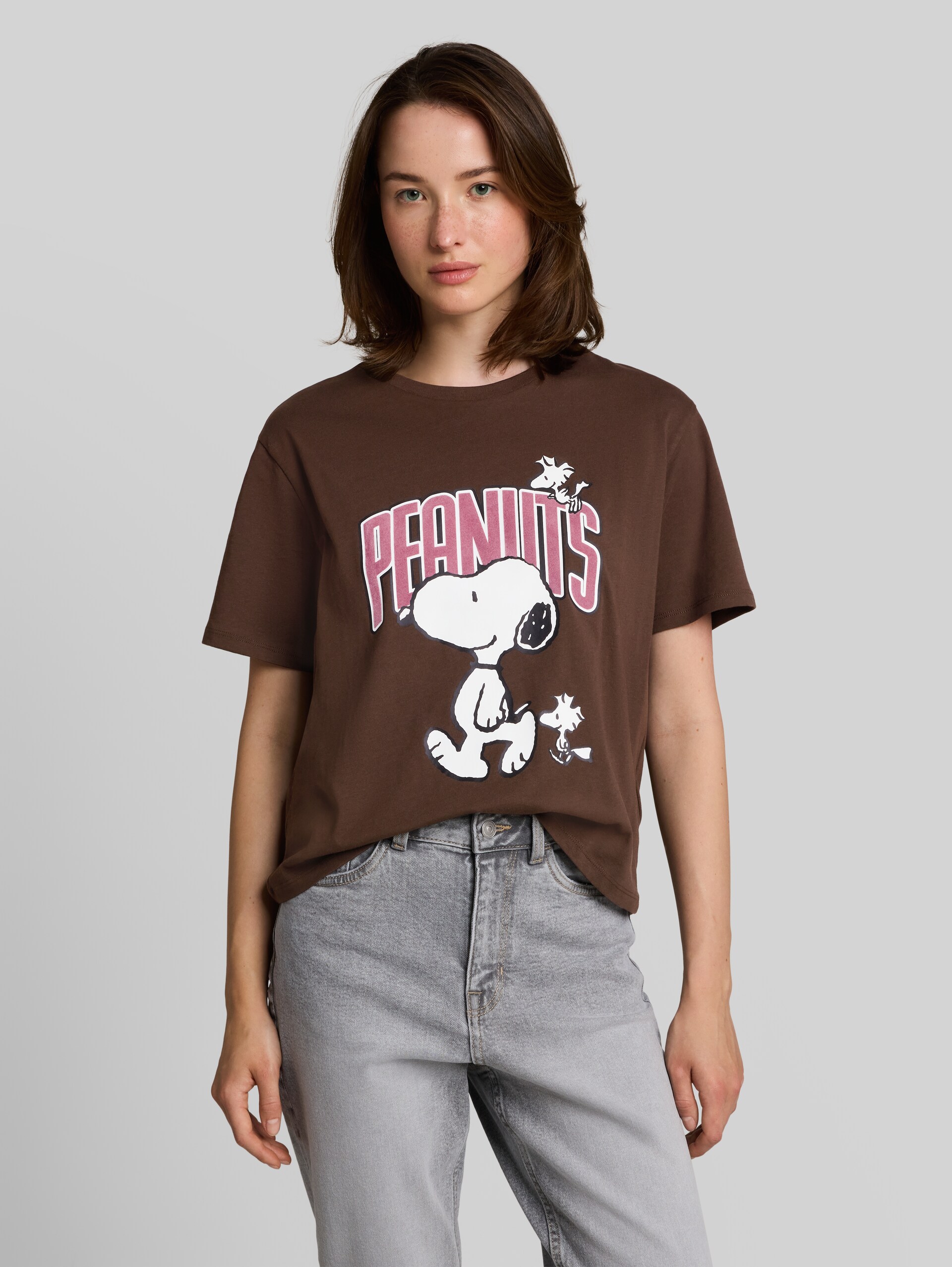 T-shirt met boxy pasvorm en Snoopy-print - cool dark brown - Nek model vooraanzicht
