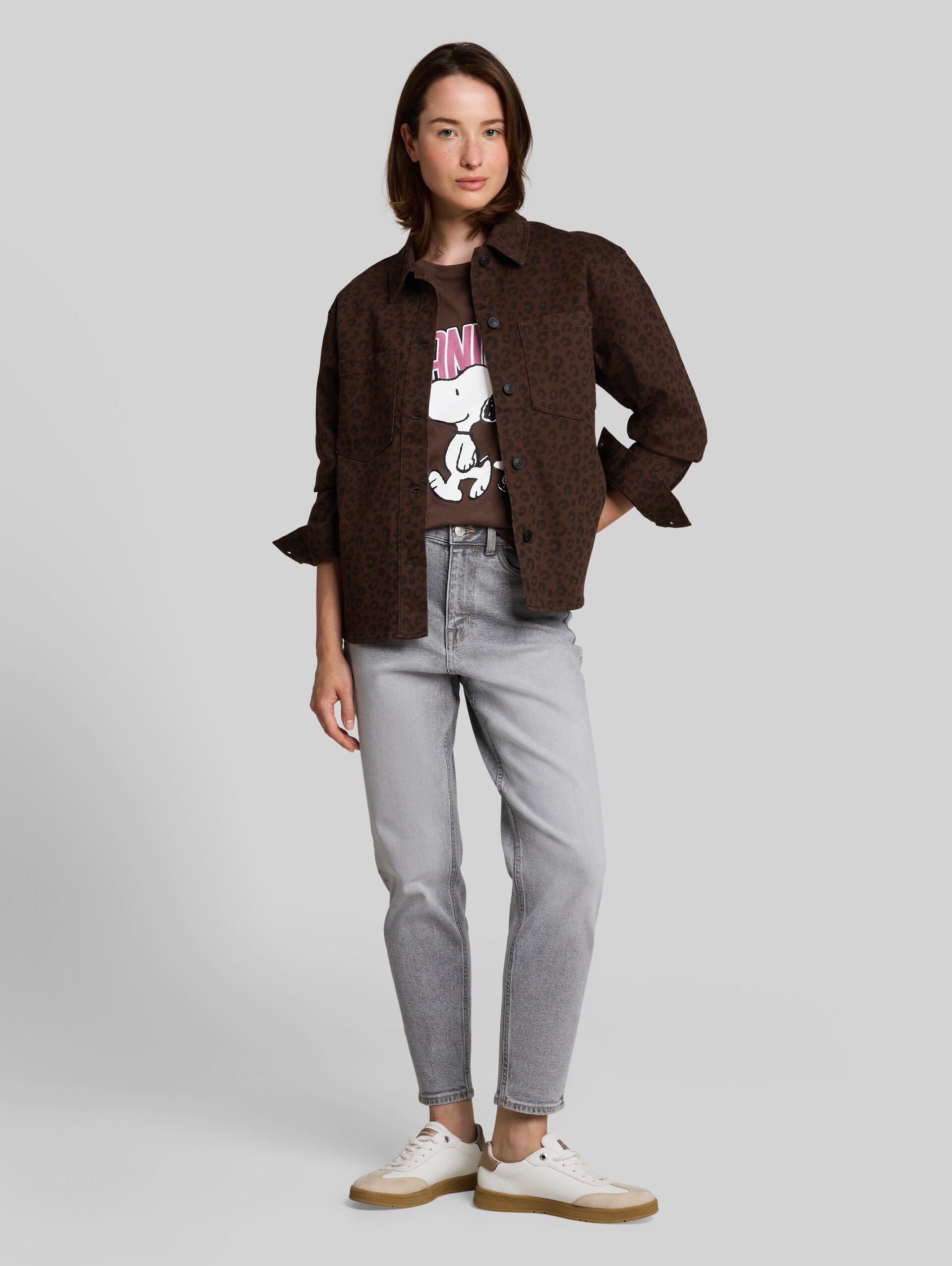 T-shirt met boxy pasvorm en Snoopy-print - cool dark brown - Model vooraanzicht